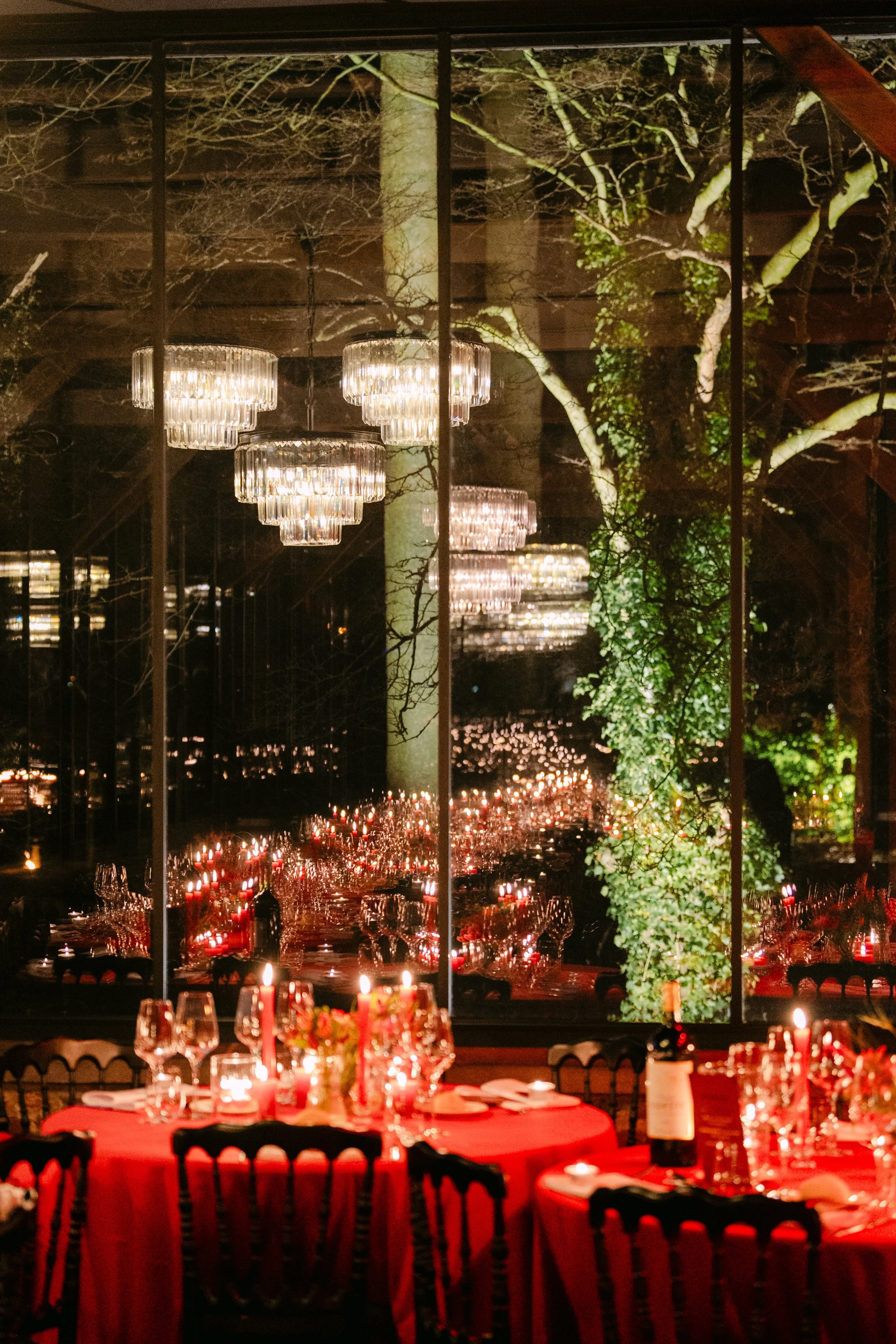 tafel met rode accenten voor valentijn