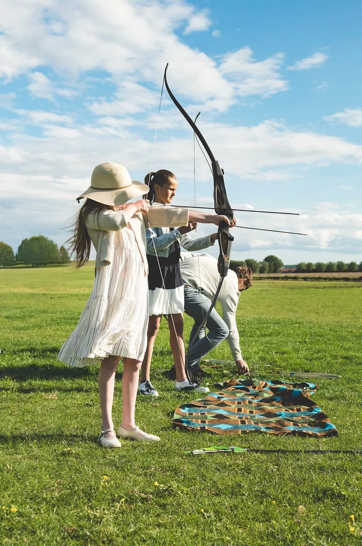 kinderen die boogschieten als activiteit