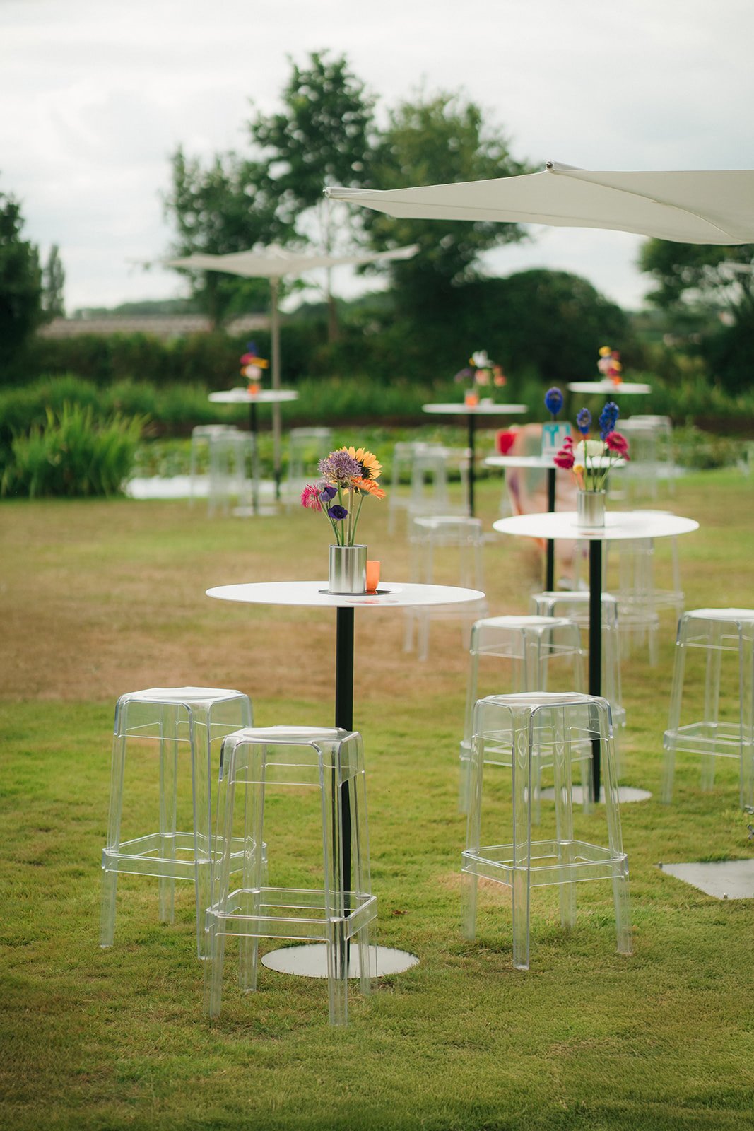 tafels met zomerse styling tijdens een mini festival verjaardagsfeest