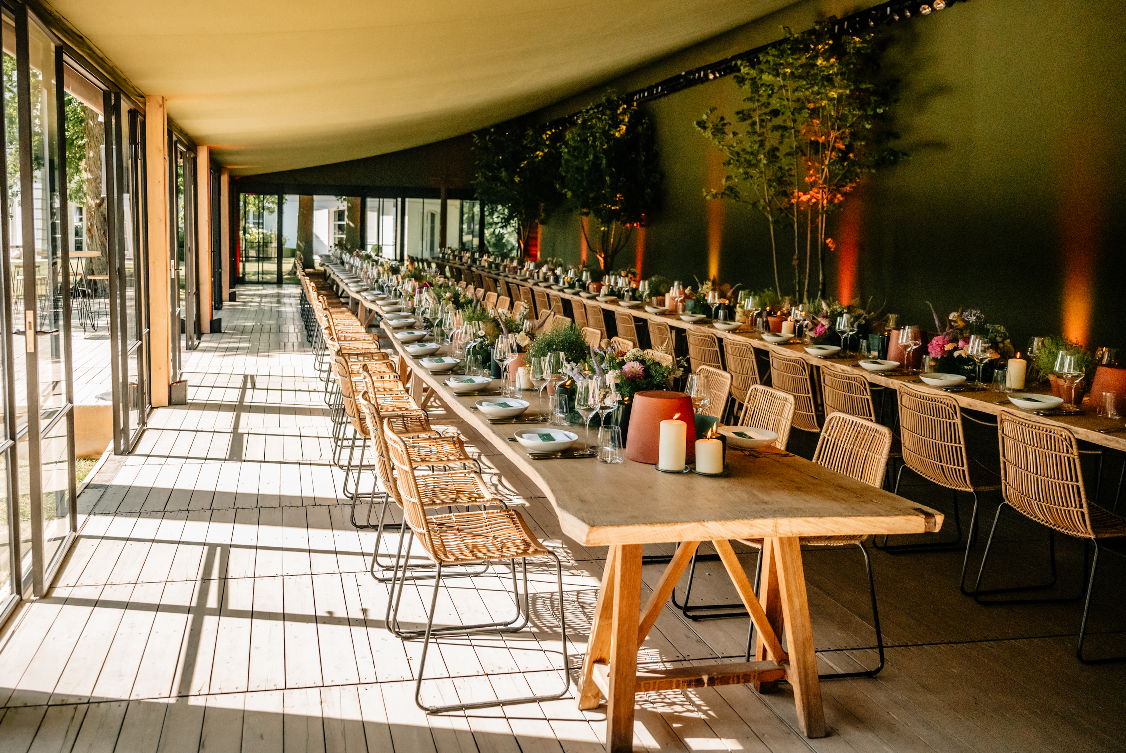 inrichting van tent tijdens een botanica tuinfeest