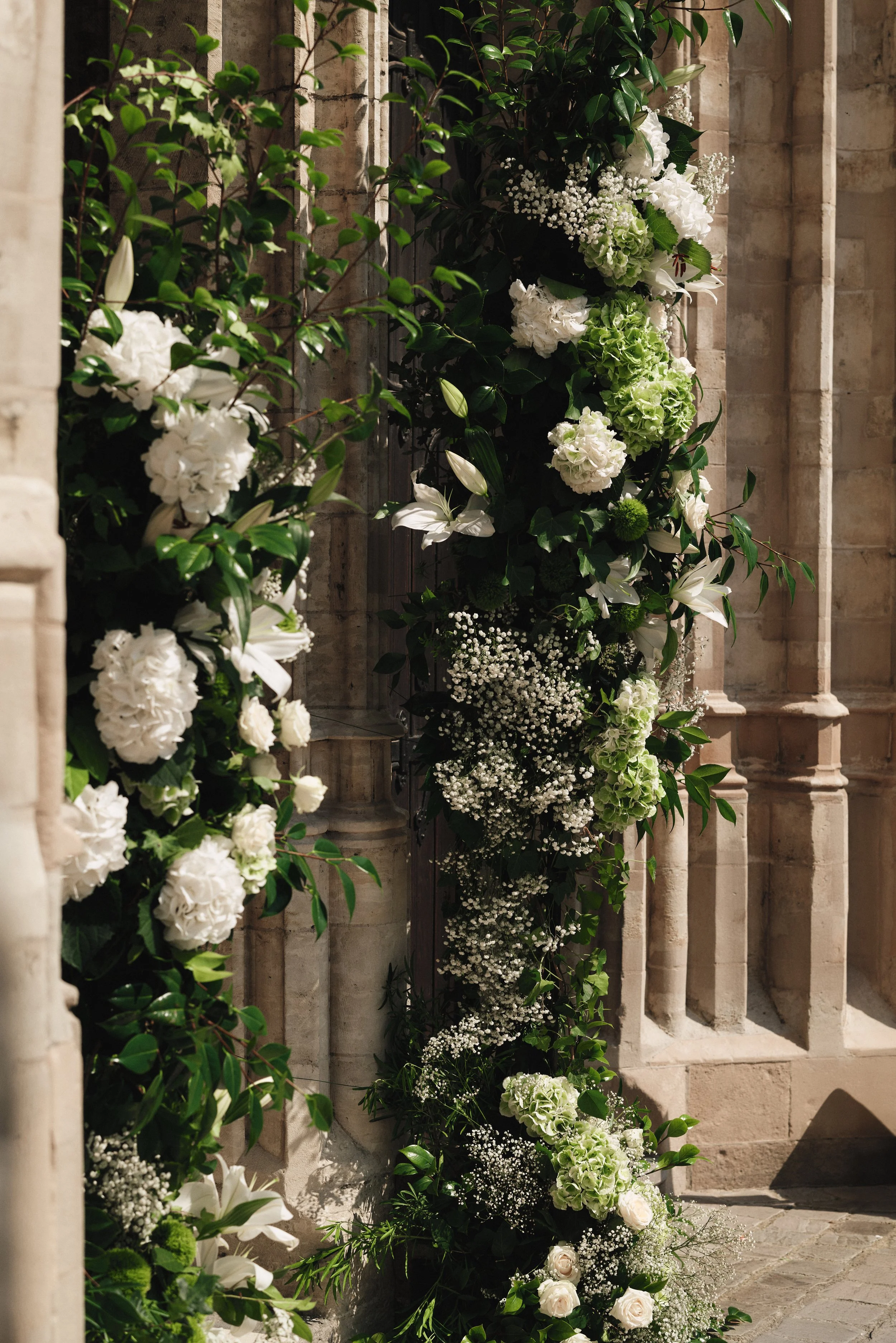 bloemen aan ingang van kerk