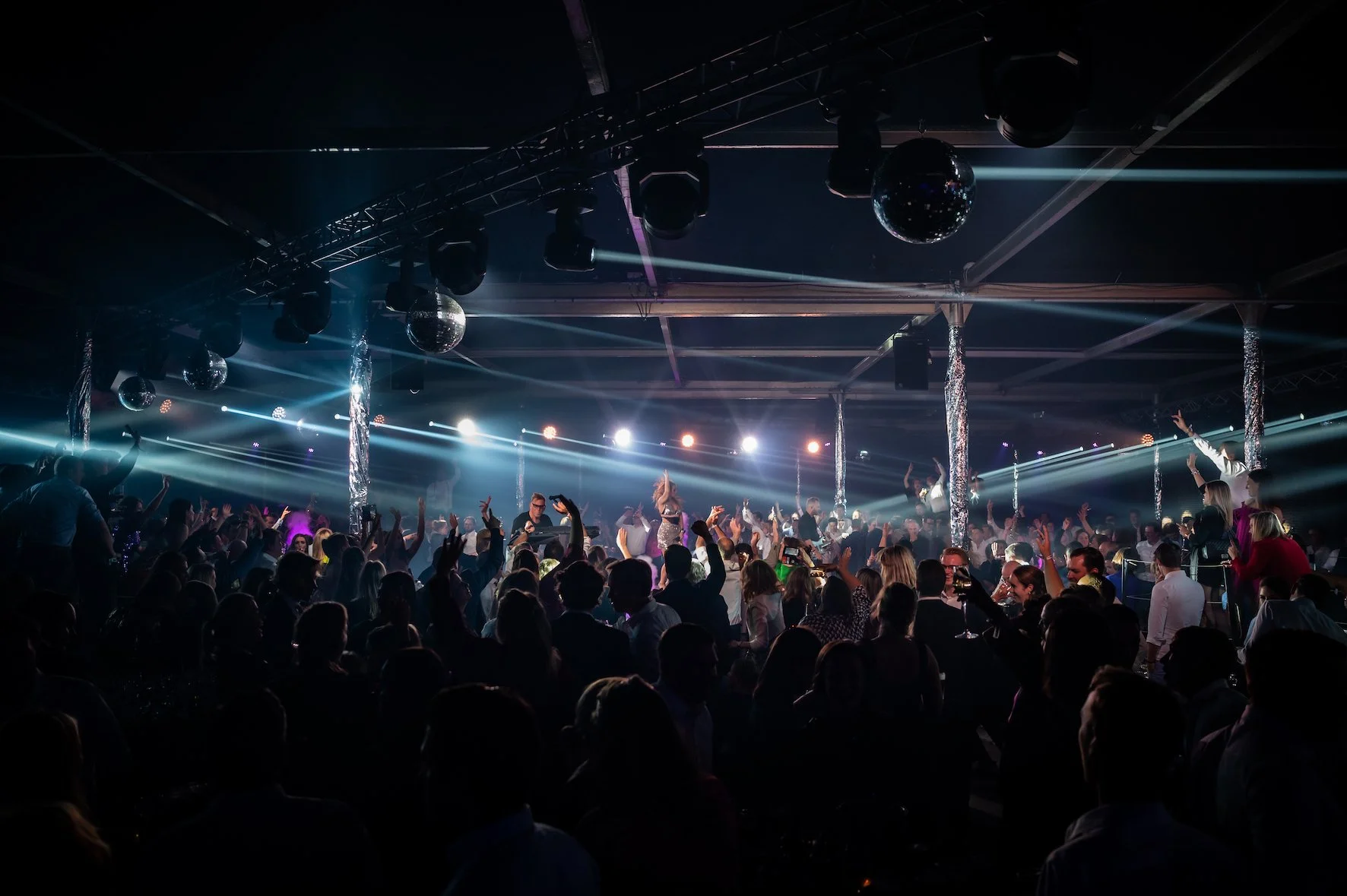 mensen dansend in zaal op sevice club event