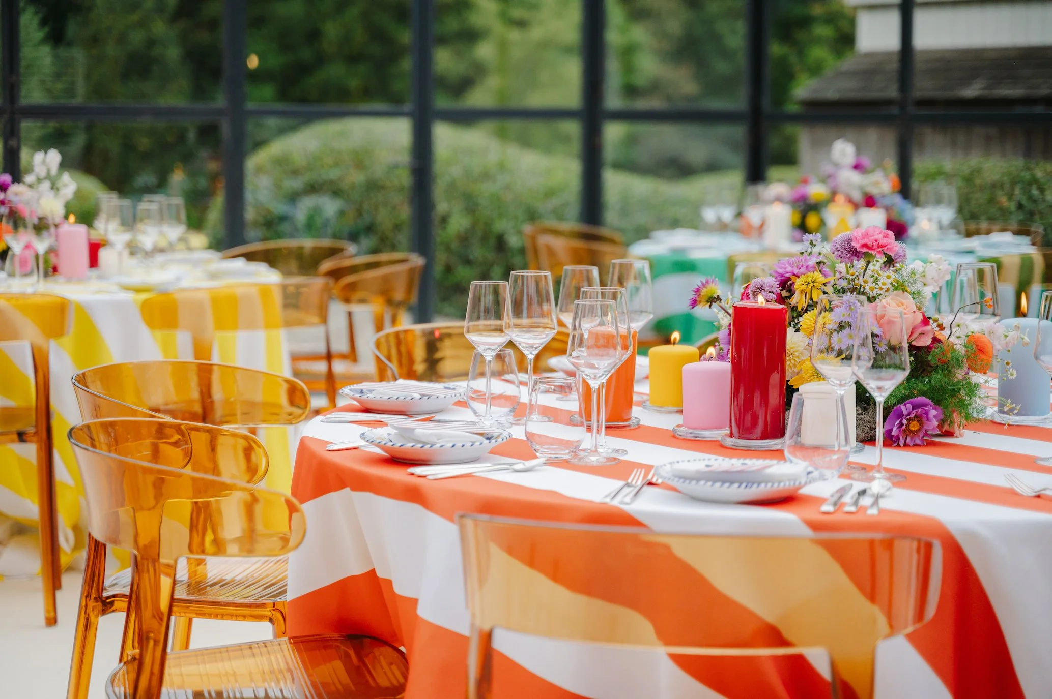 kleurrijke tafelsetting in een schuur
