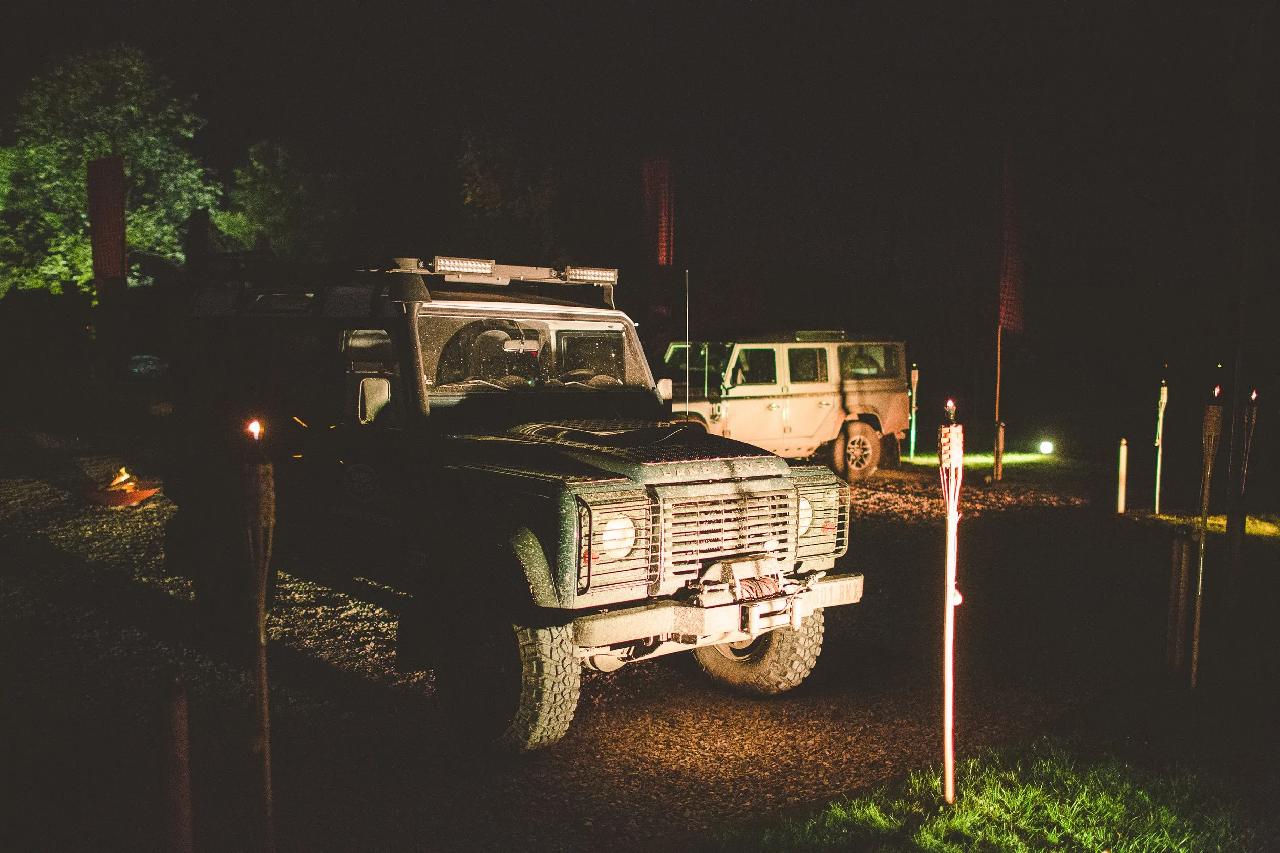 landrovers als decoratie op highland event