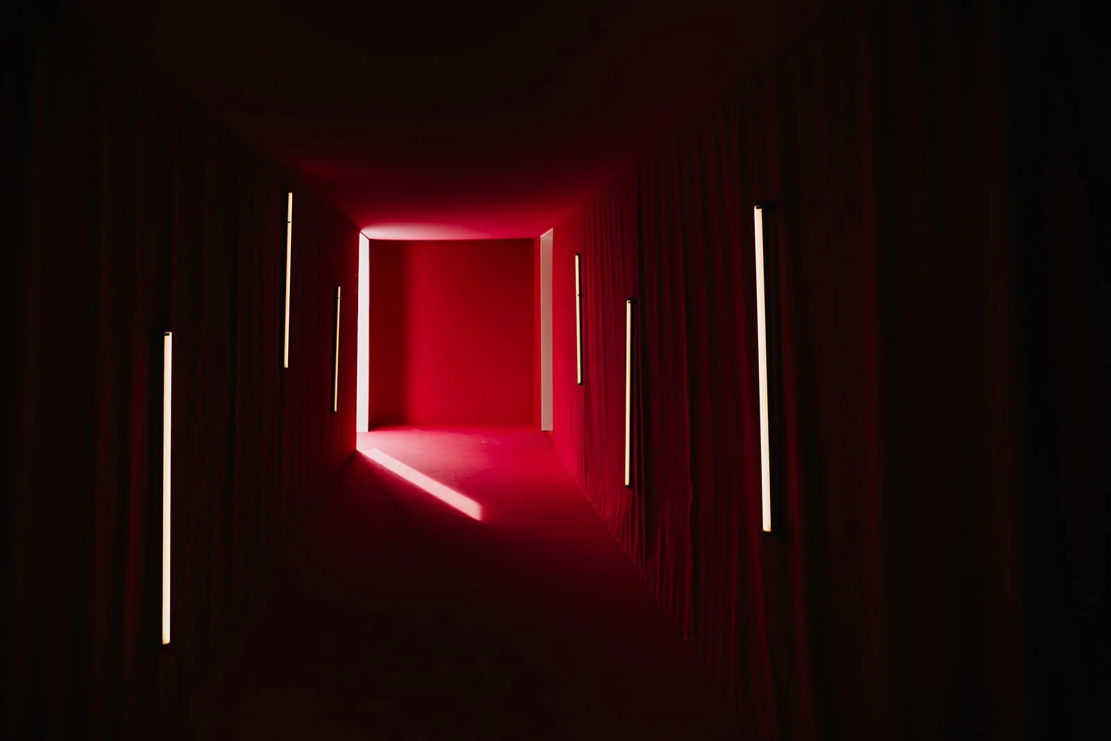 rode doorgang met verlichting