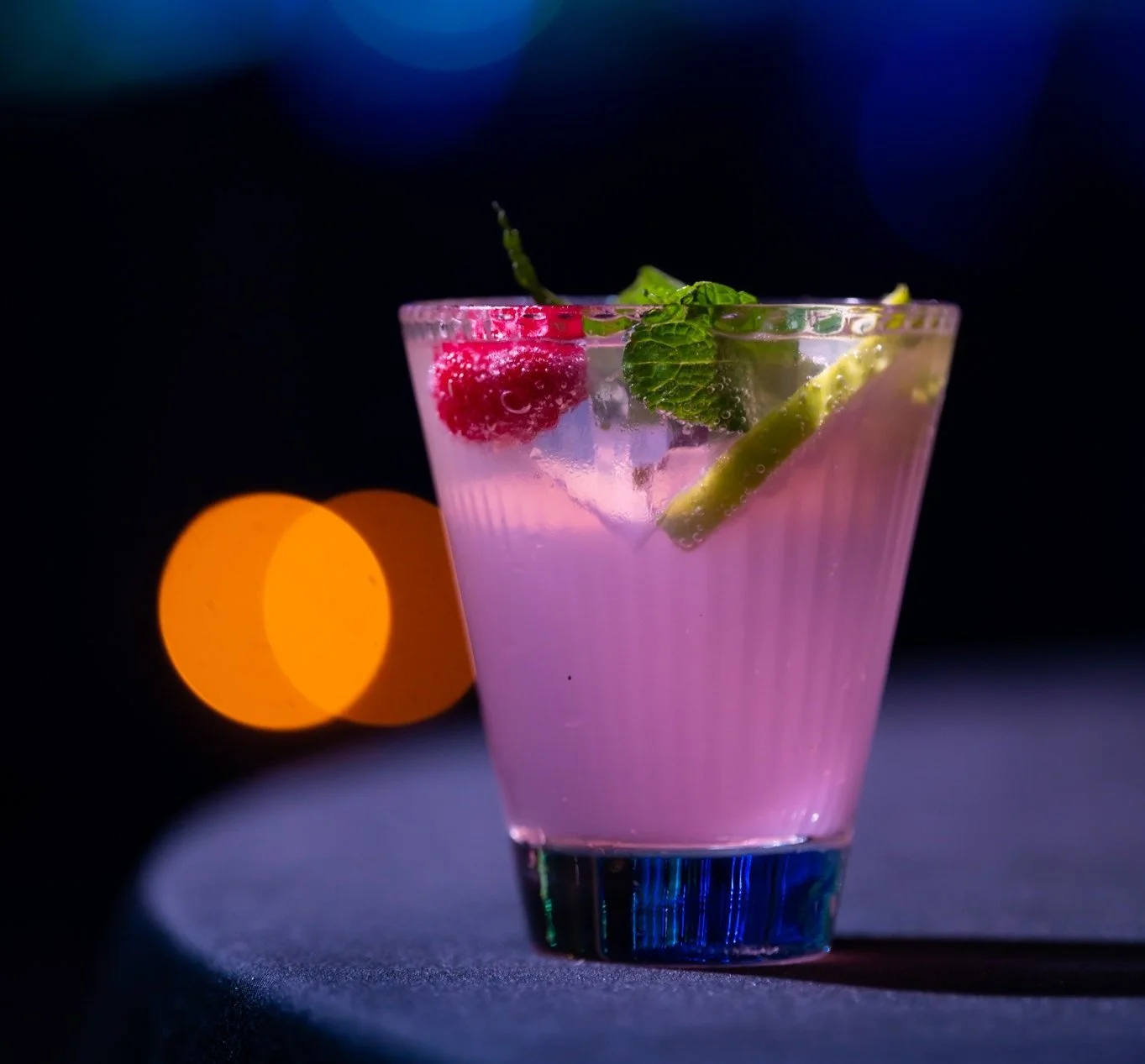 opgepimpte roze cocktail in glas