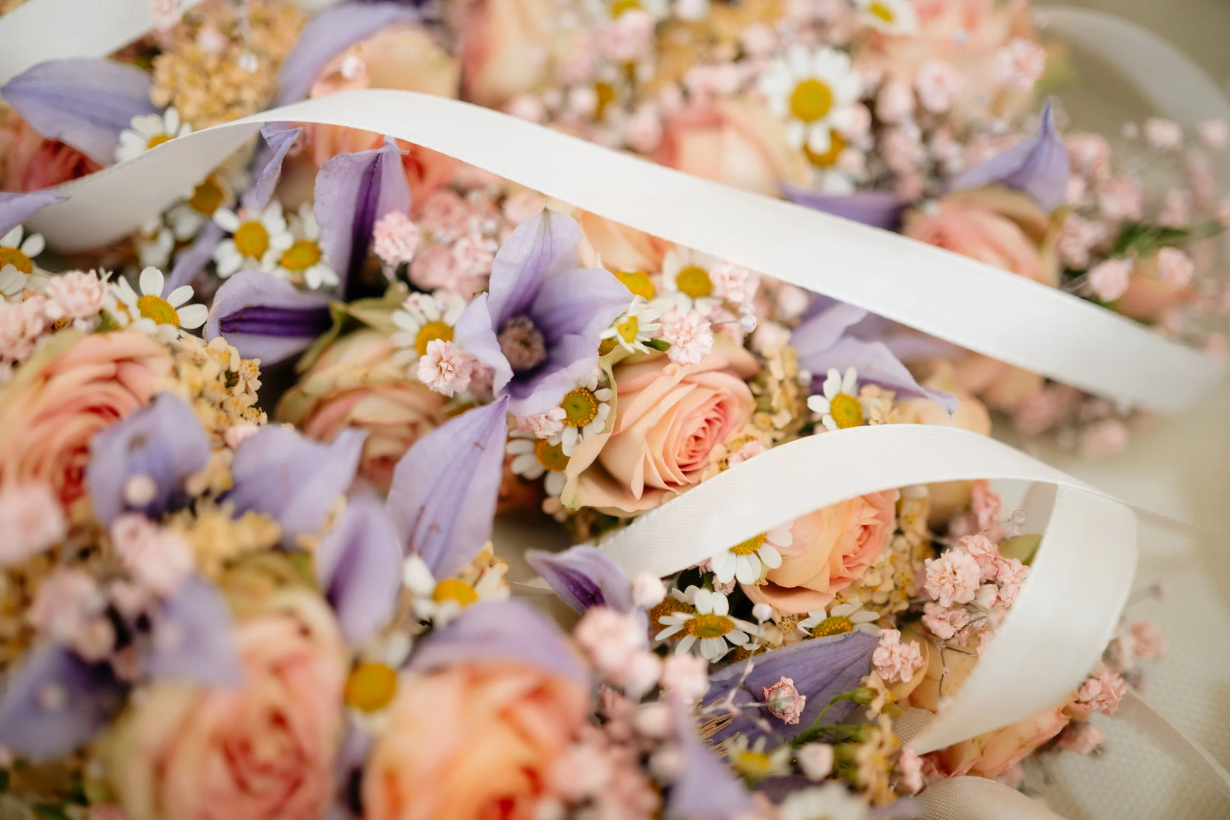 detailshot van bloemen met paarse en roze details