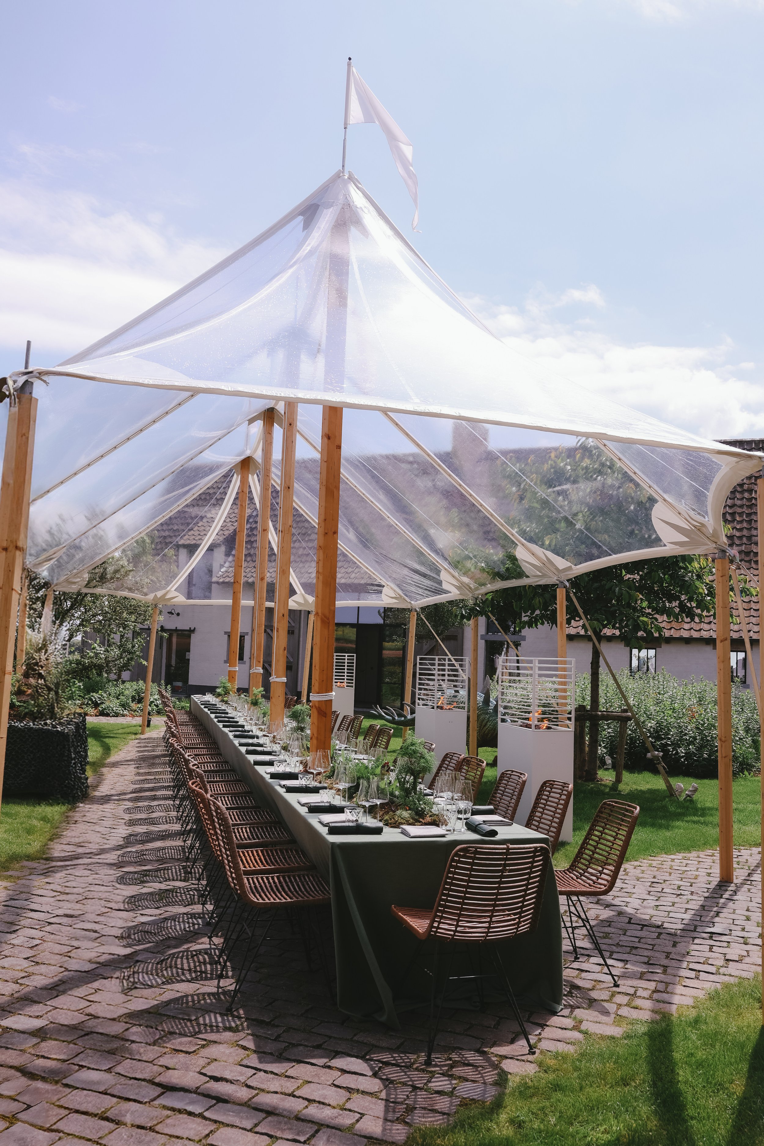 opgedekte tafel met groene accenten