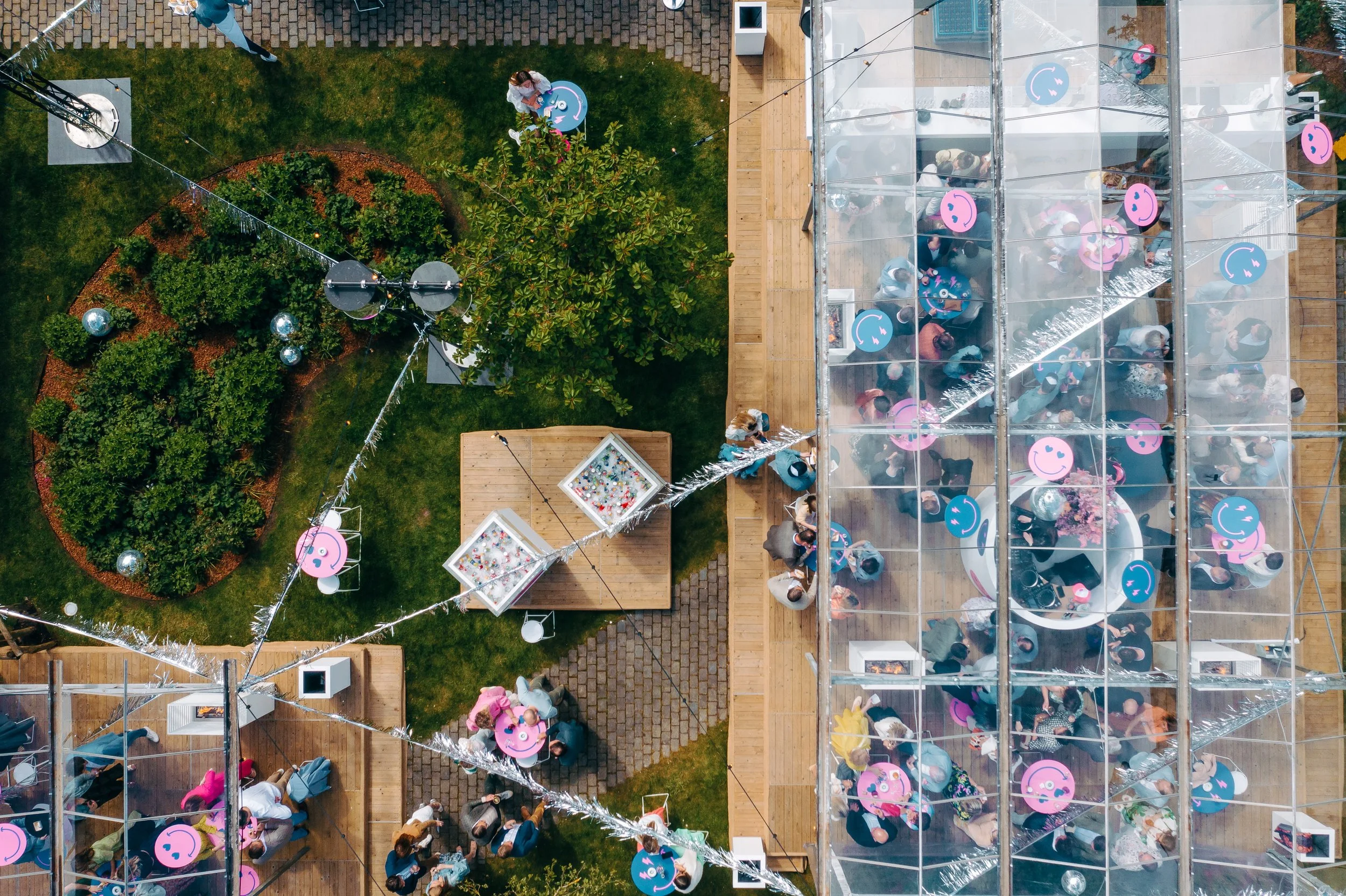 luchtbeeld van smiley festival met outdoor setting