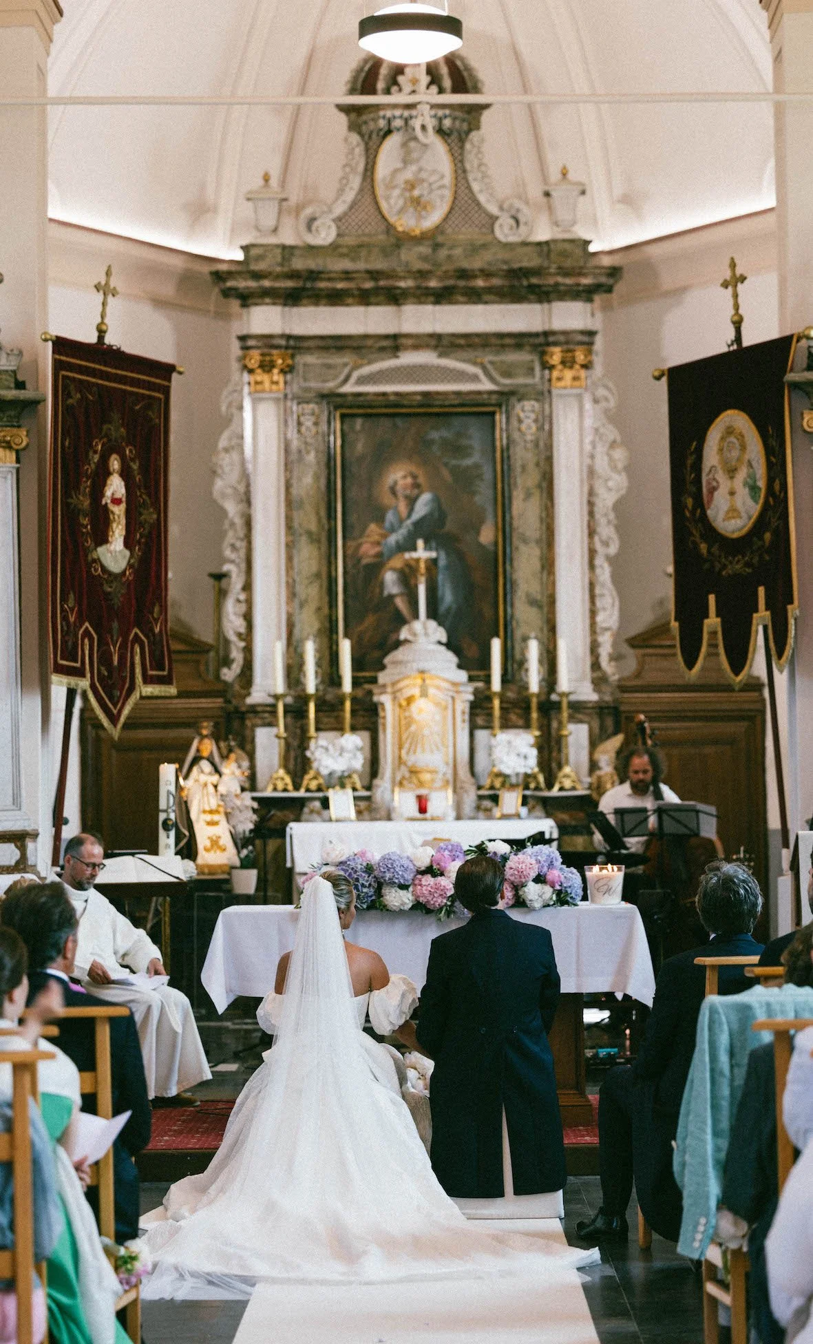 koppel tijdens kerk ceremonie