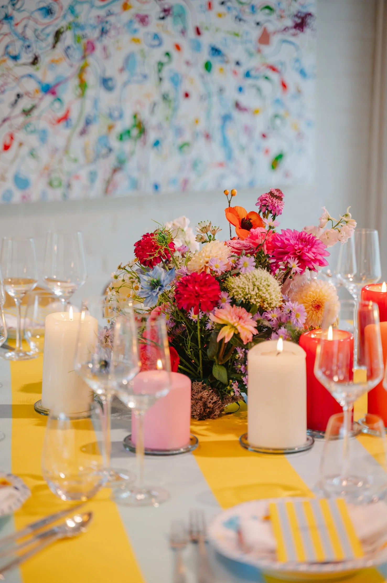 close-up van bloemstuk op tafel