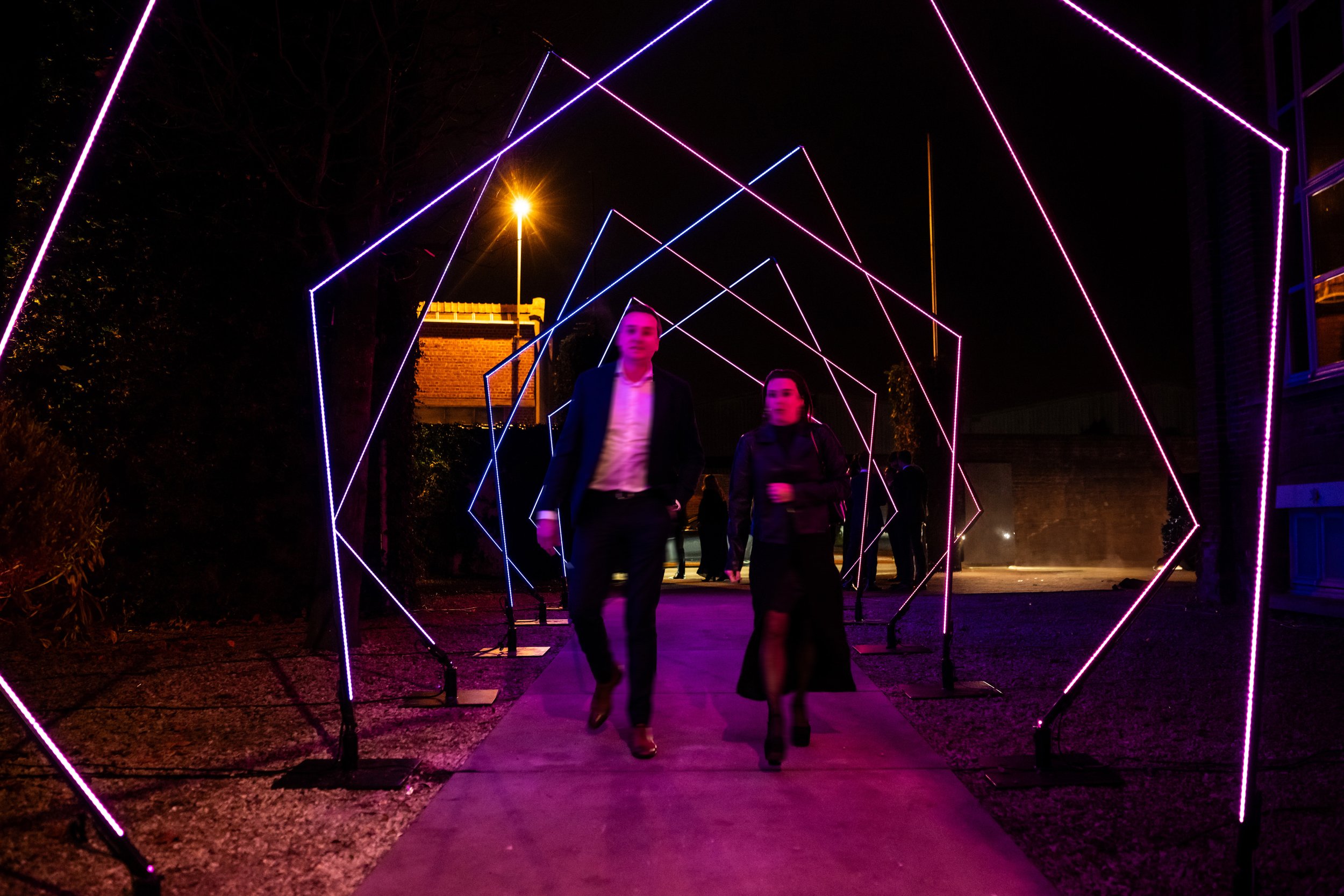 ingang met led-lights voor bedrijfsevent