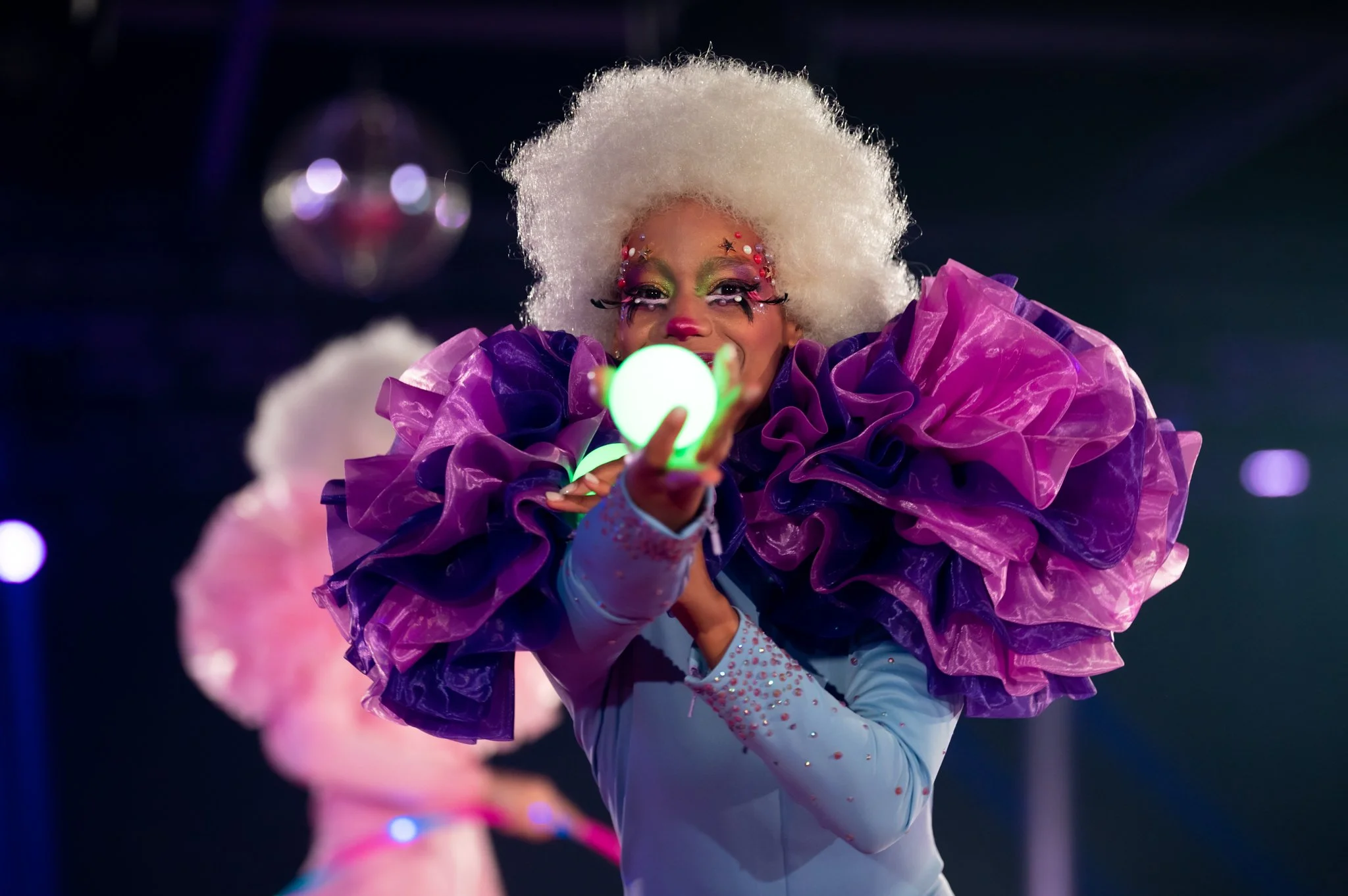 entertainer met lichtgevende bal op serviceclub event