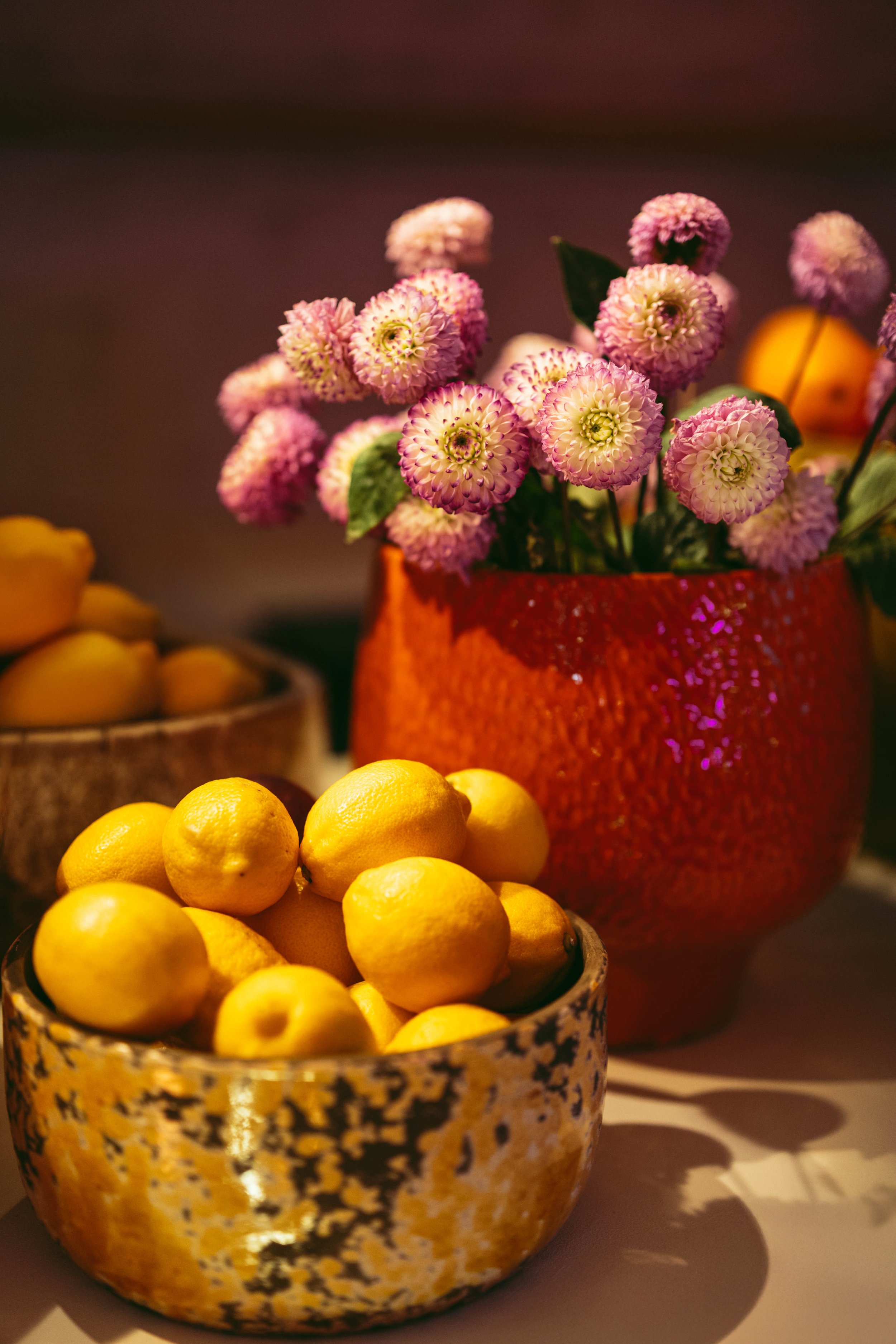 kleurrijke schalen met fruit en bloemen in