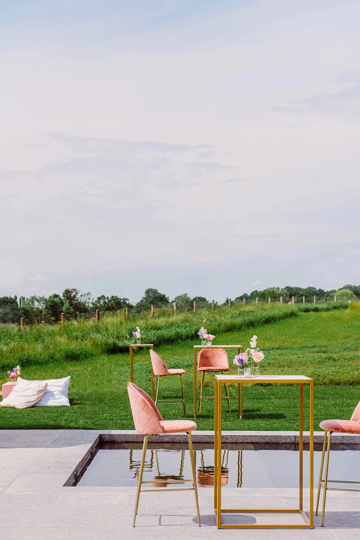 tafels buiten met roze stoelen
