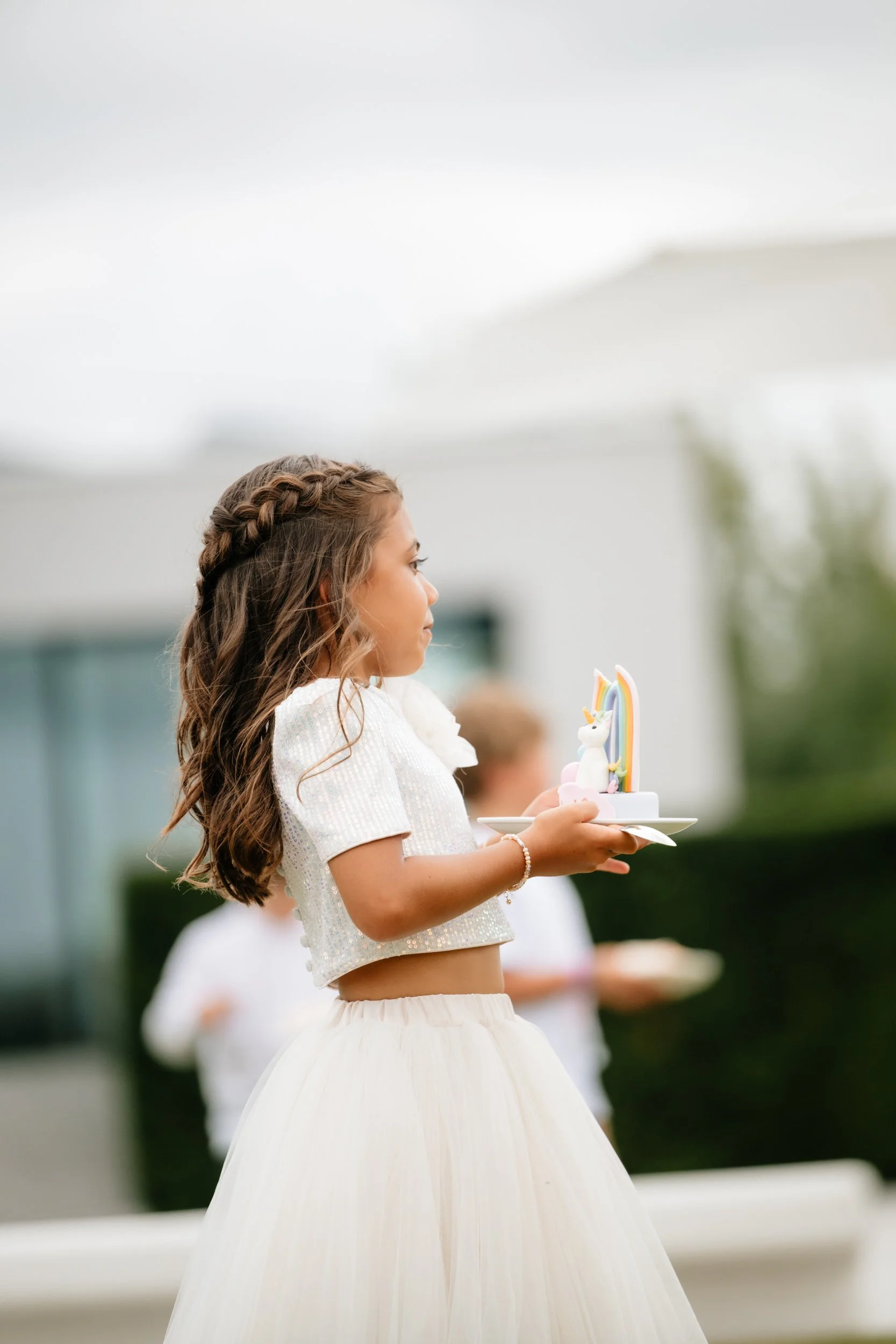 meisje in communiekleren die rondwandelt met taart