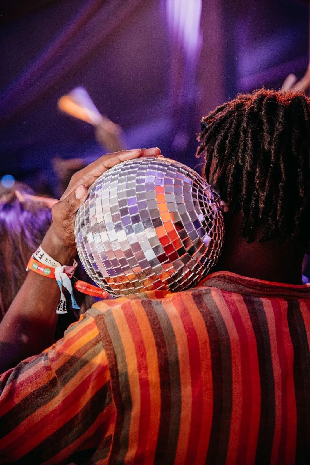 persoon met discobal in handen