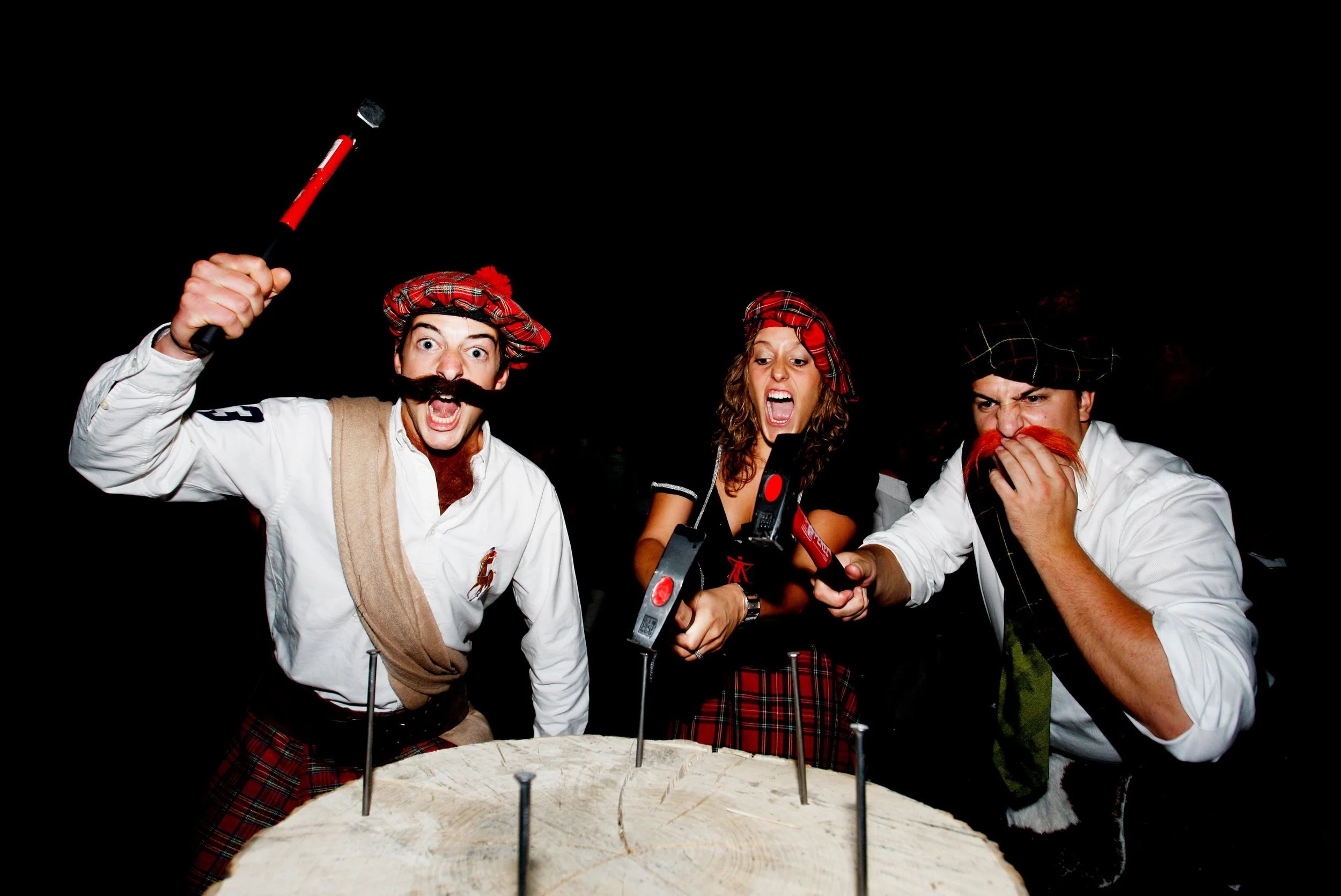 nagels in hout slaan als activiteit