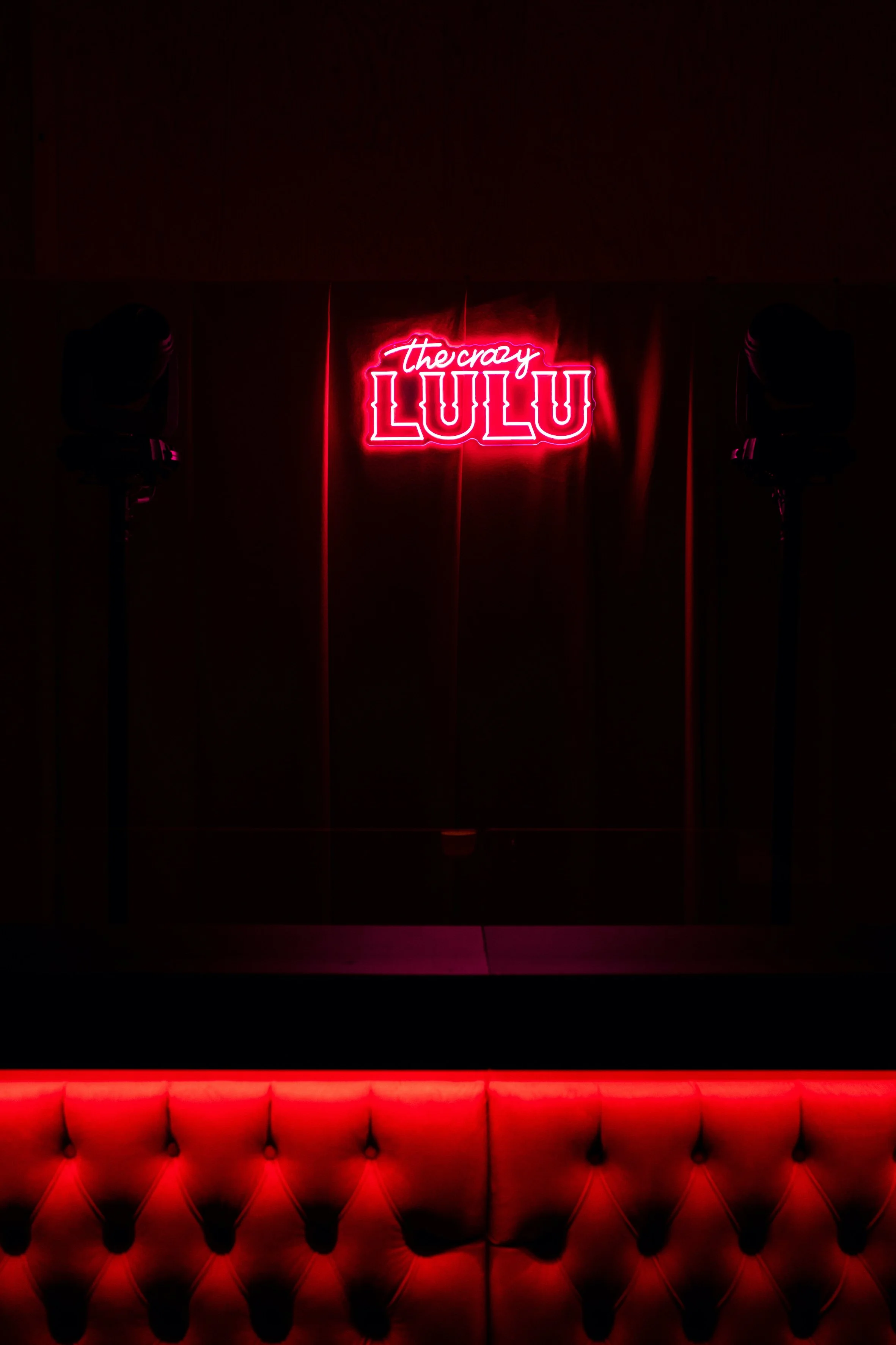 neon led sign van the crazy lulu tijdens event setting