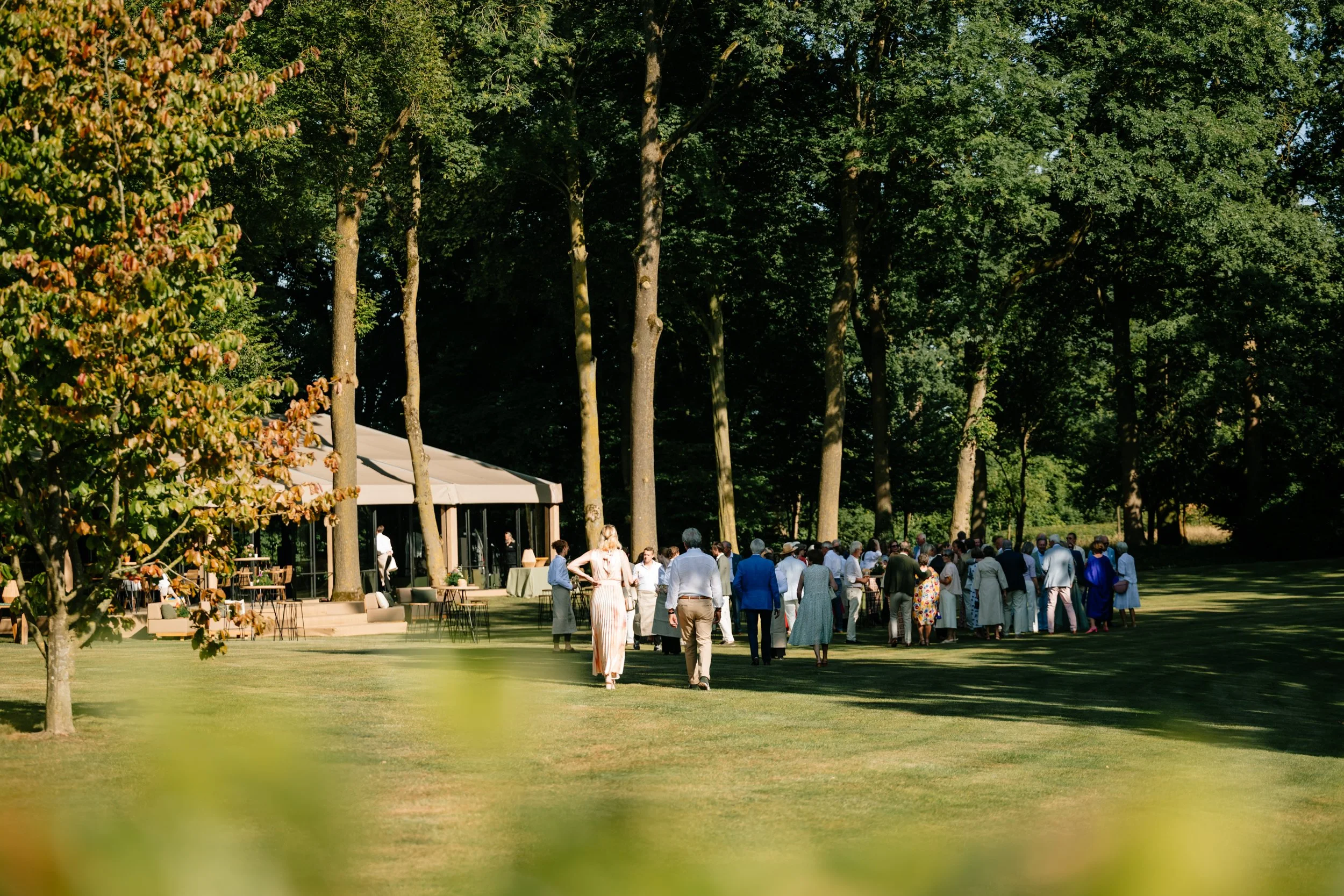 mensen buiten in tuin tijdens een tuinfeest