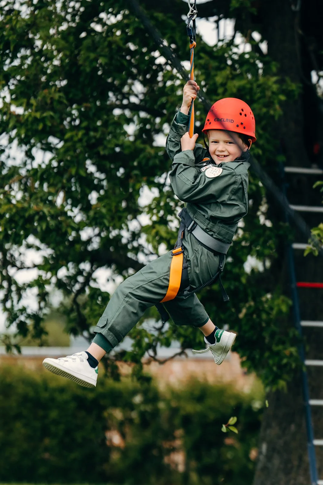 kindje op zipline