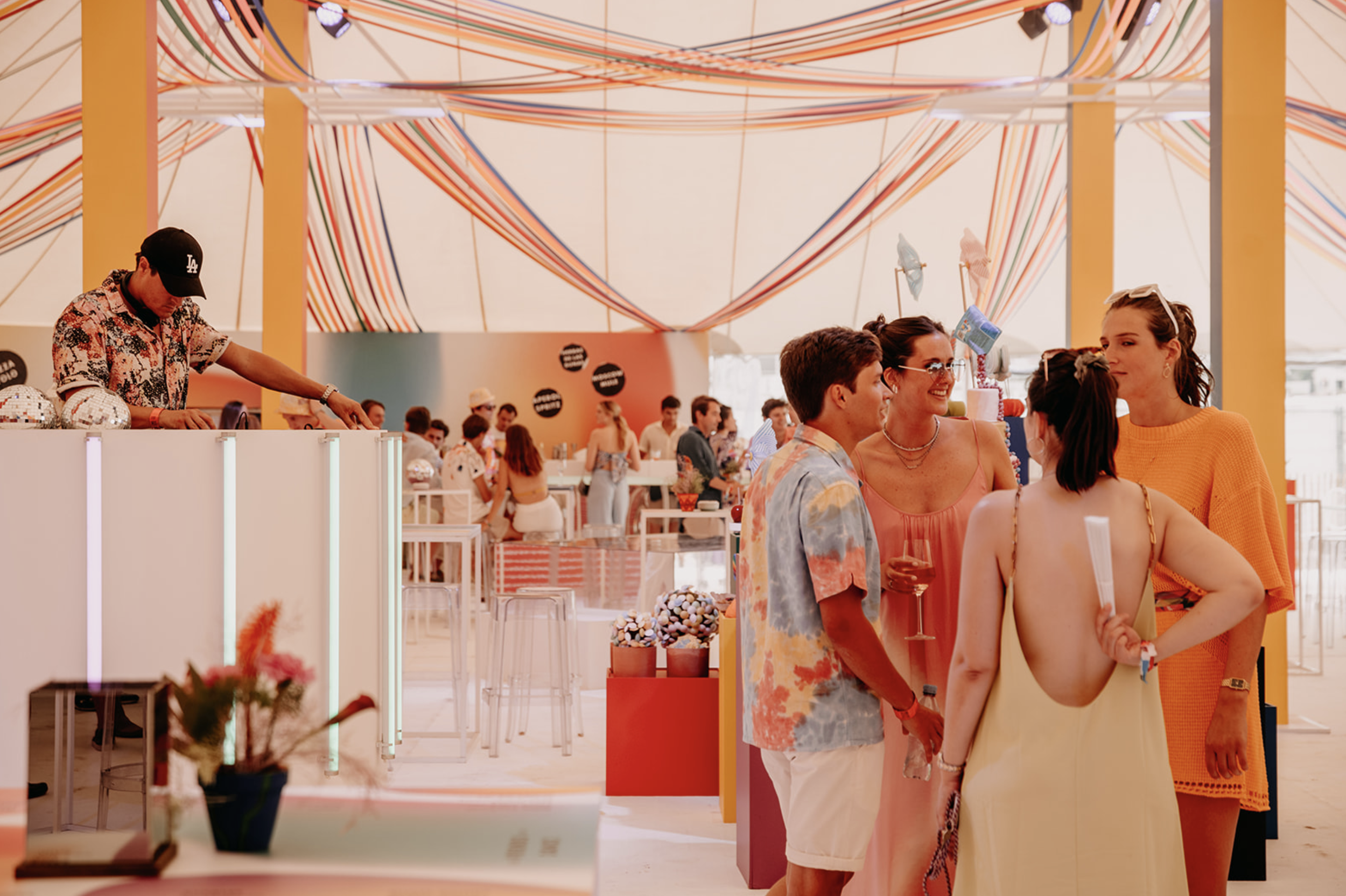 DJ booth met publiek rondom