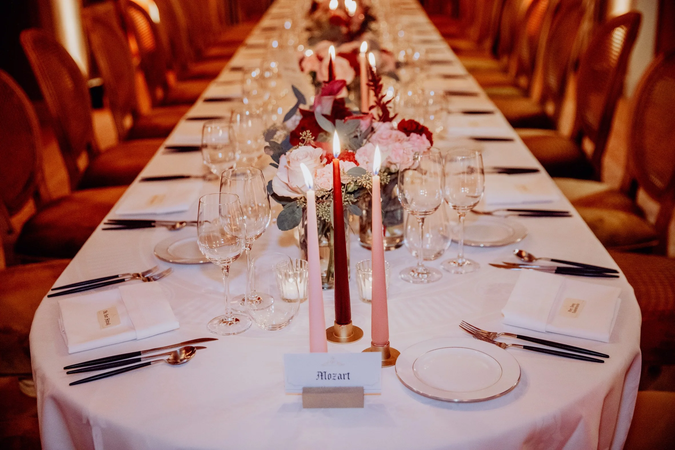klassieke aankleding van tafel met hoge kaarsen