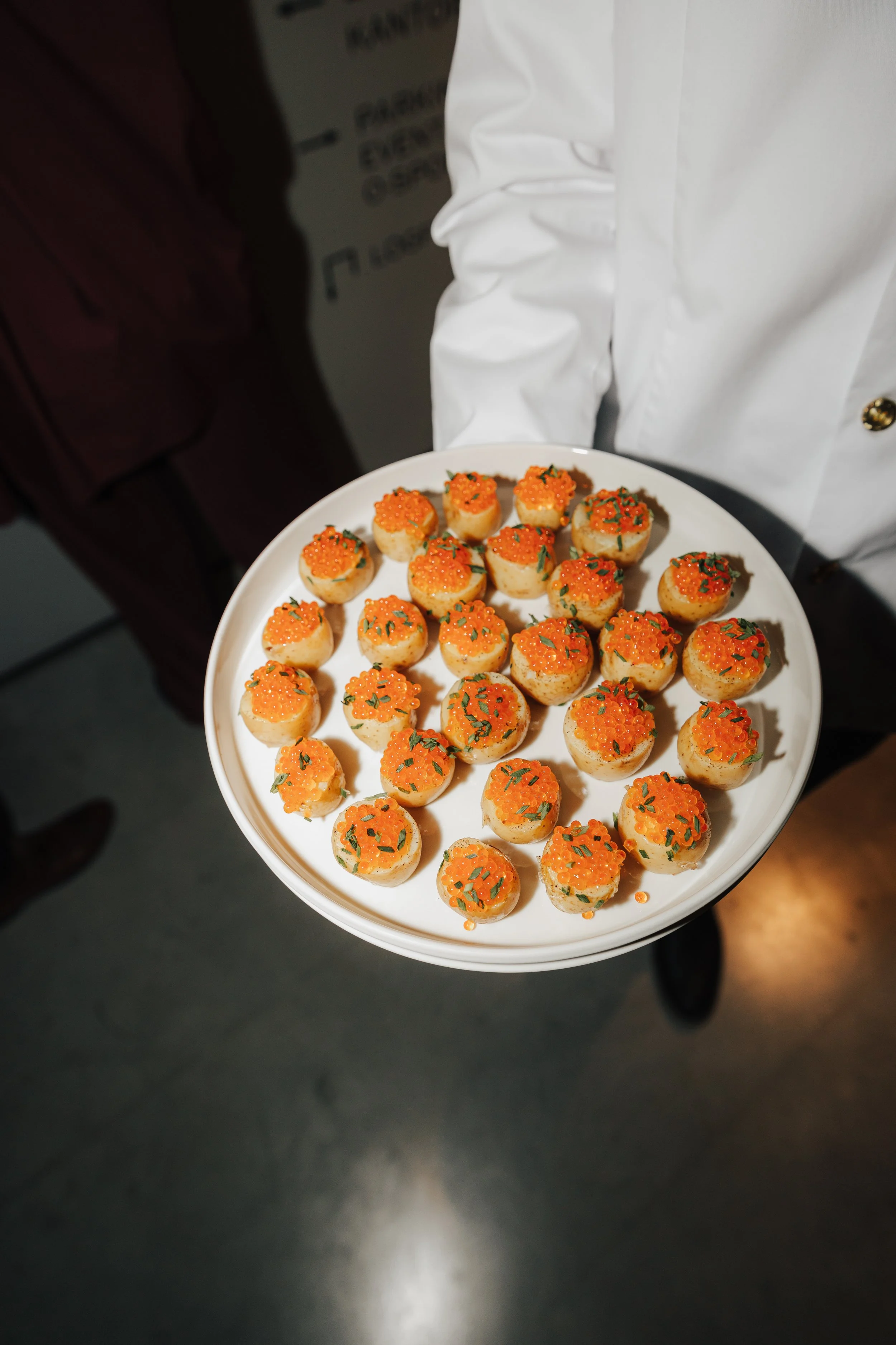 geserveerde hapjes op een 60e verjaardagsfeest