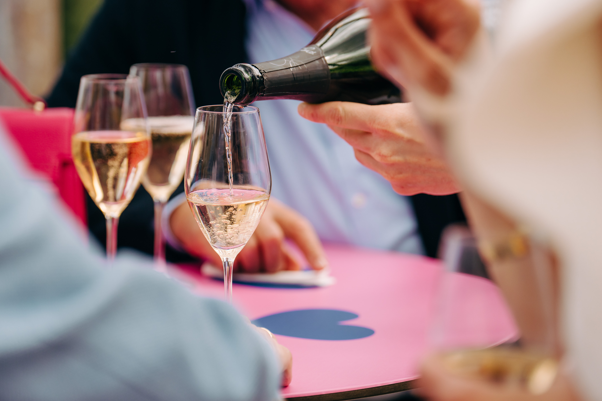 Uitschenken van cava tijdens een lentefeest