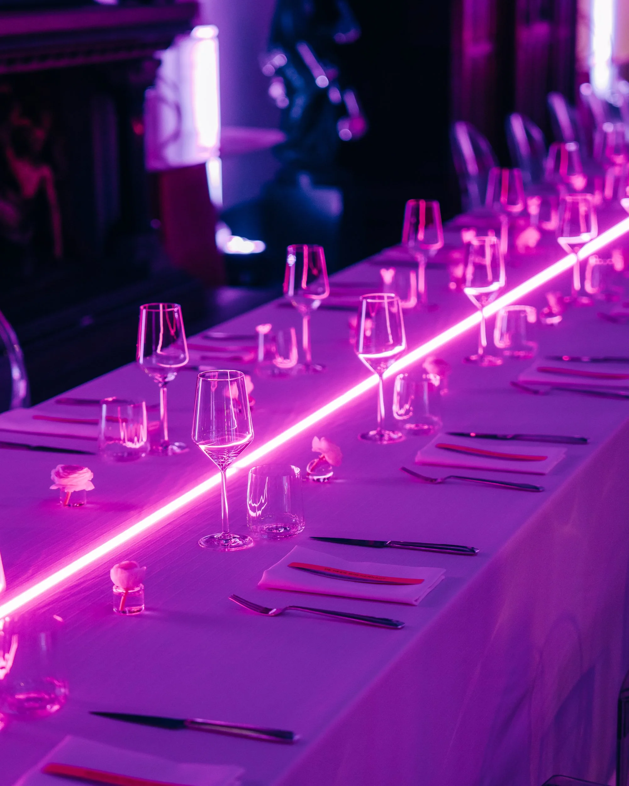 tafelstyling met paarse accenten