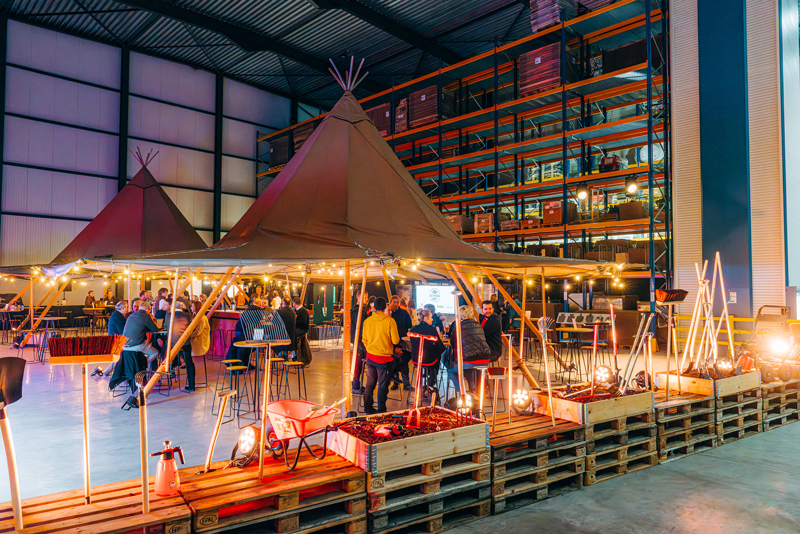 tenten opgesteld in magazijn voor bedrijfsevent