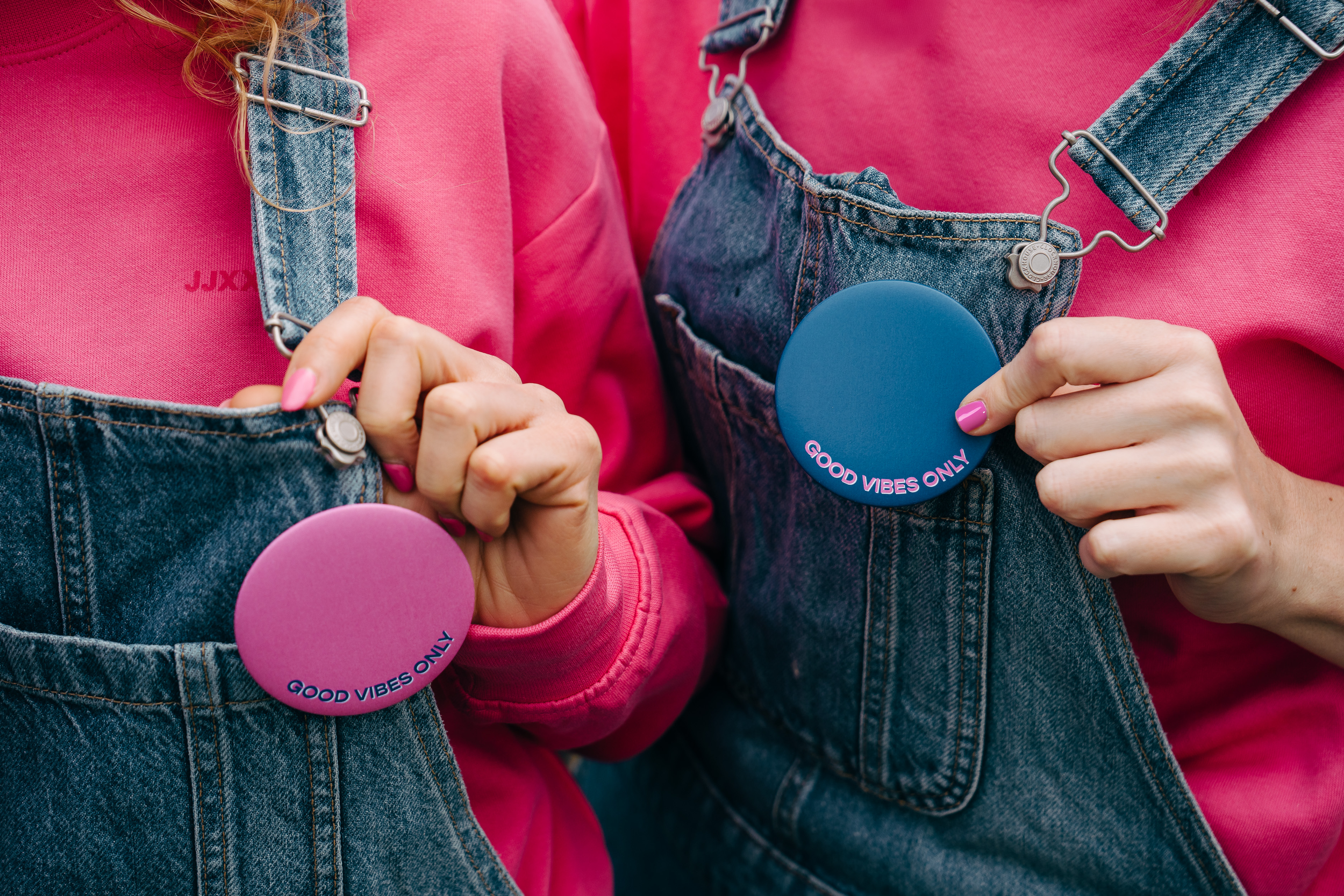 detail van smiley pins