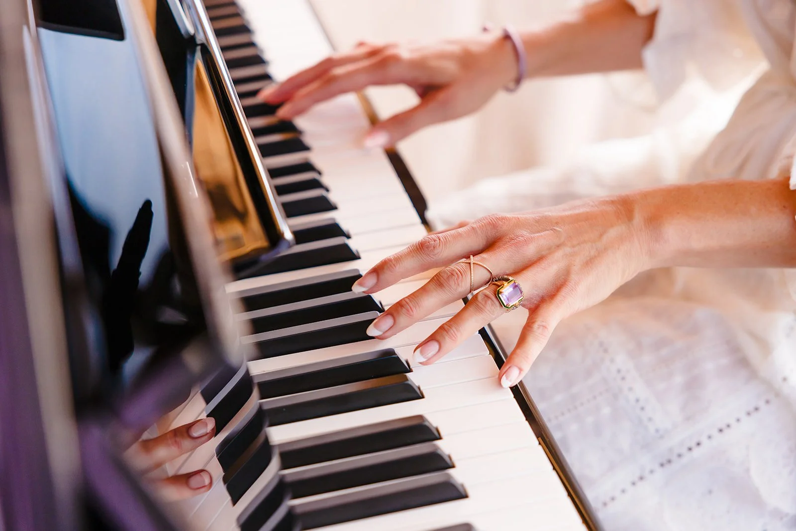 piano die gespeeld wordt