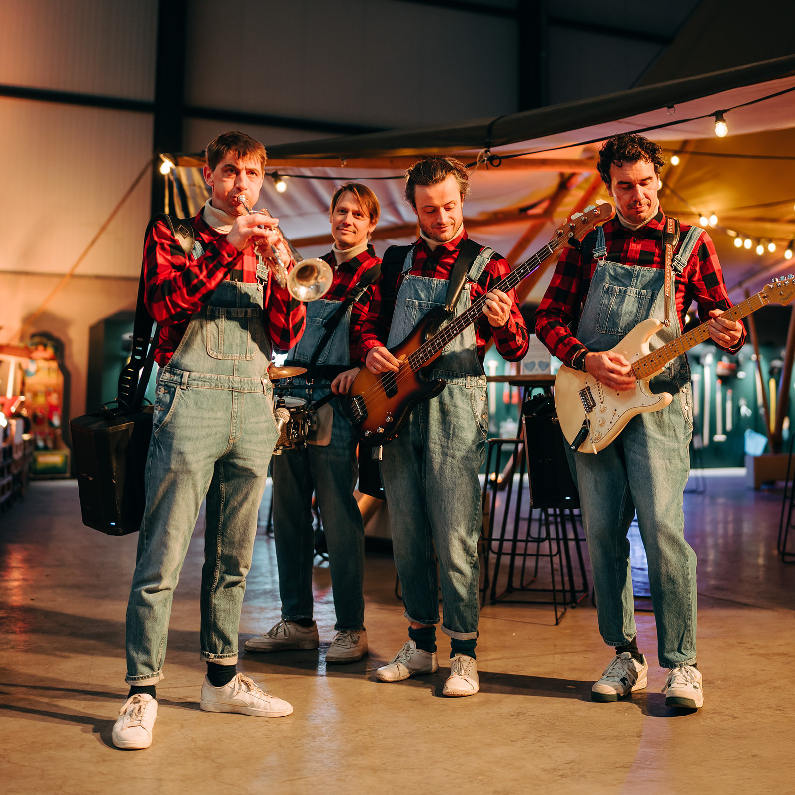 live-muziekgroep tijdens personeelsfeest