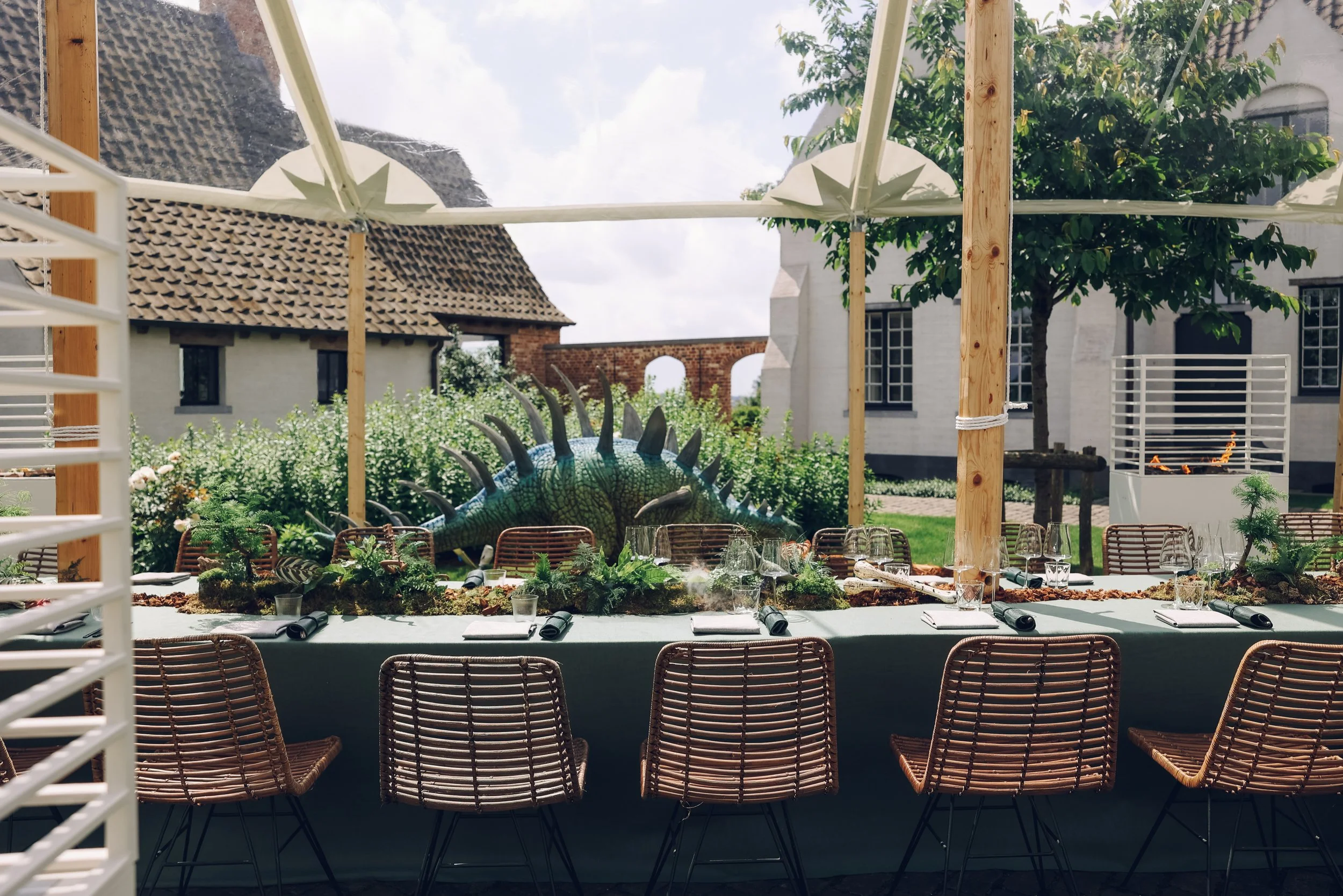 opgedekte tafel met dino op achtergrond