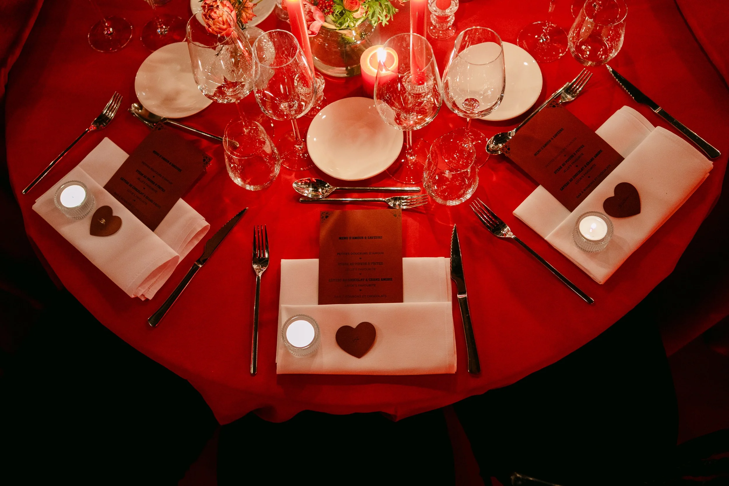 opgedekte tafel in valentijn thema