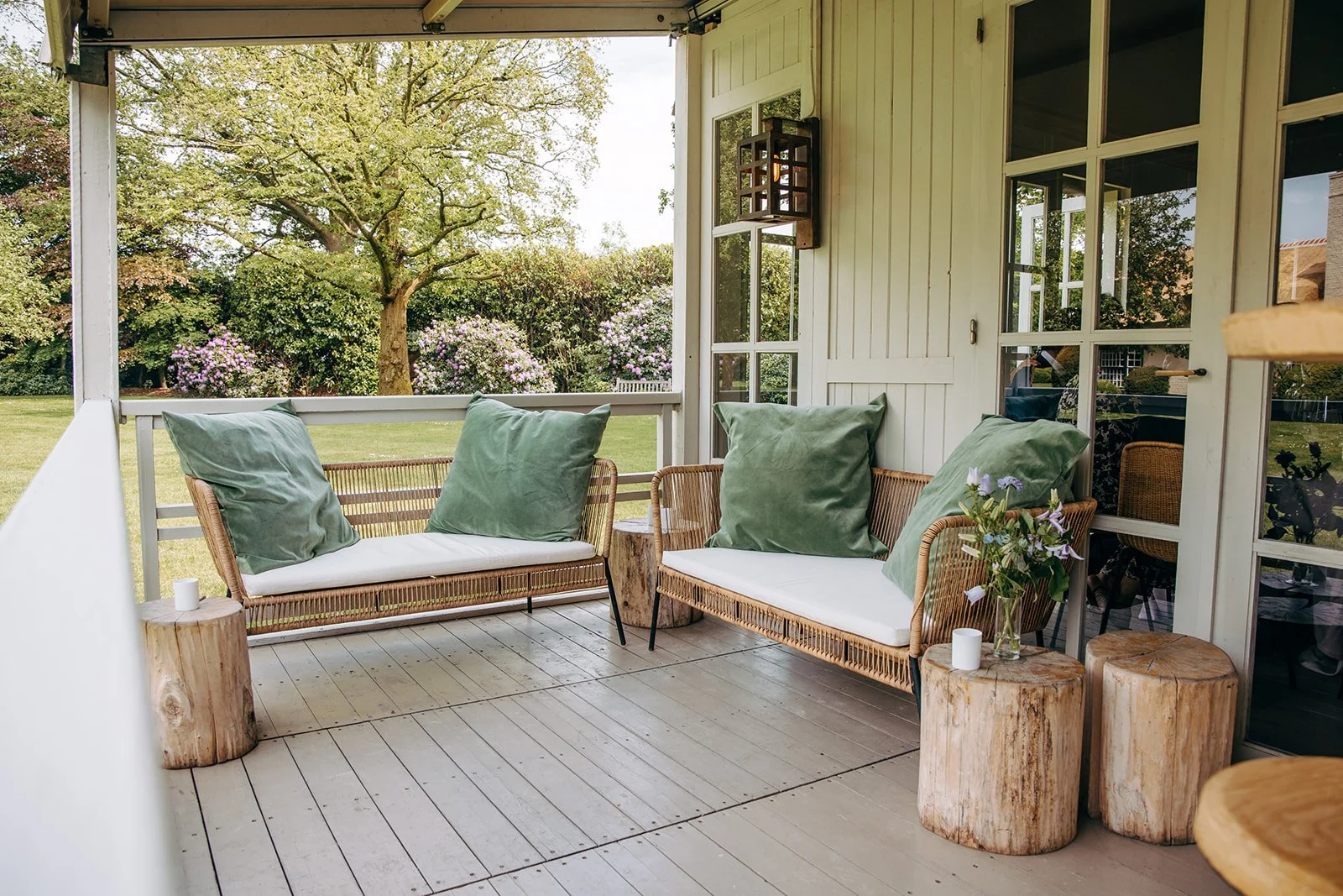 bankjes als zitplaatsen op tuinfeest