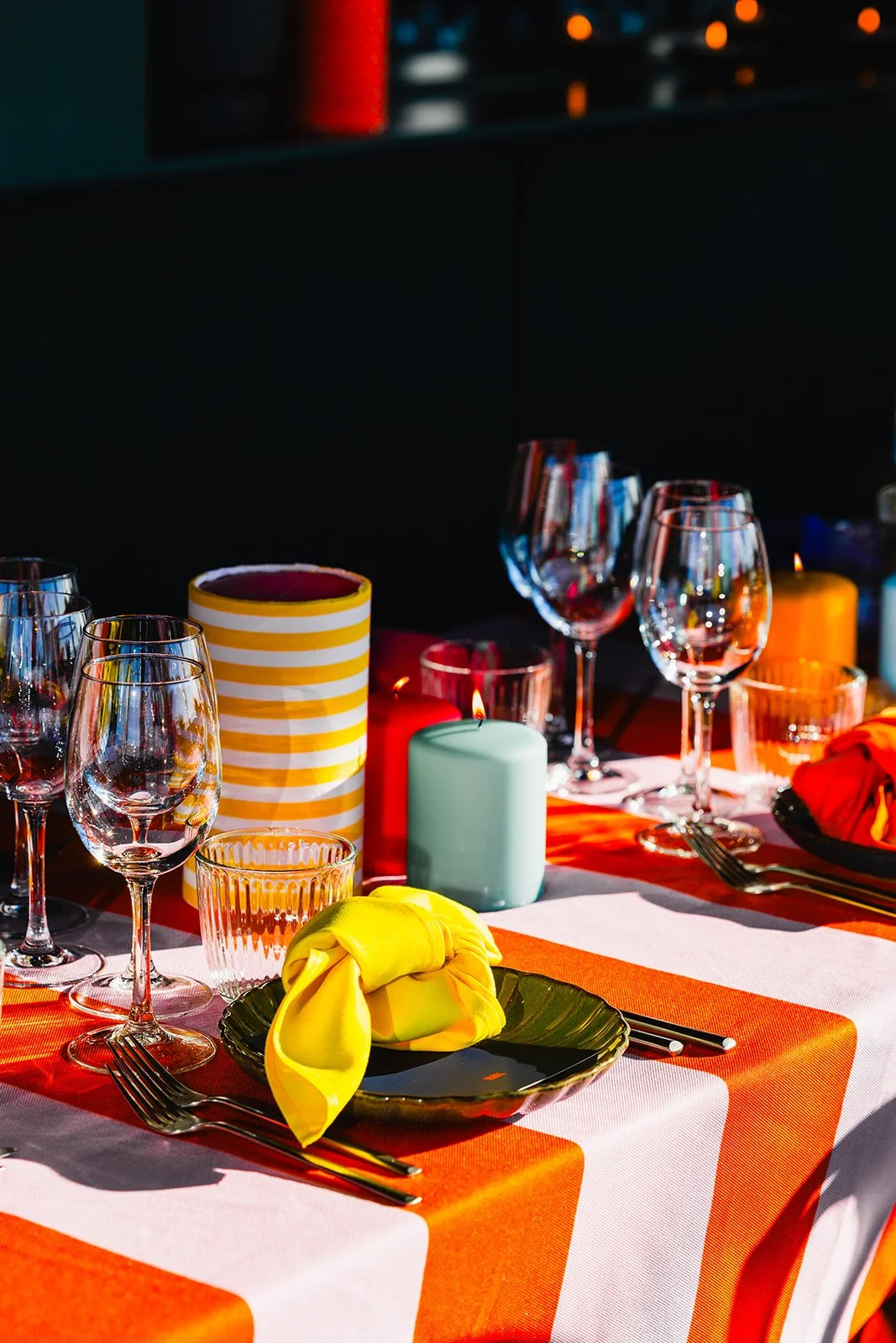 kleurrijke lampjes als detail op tafel