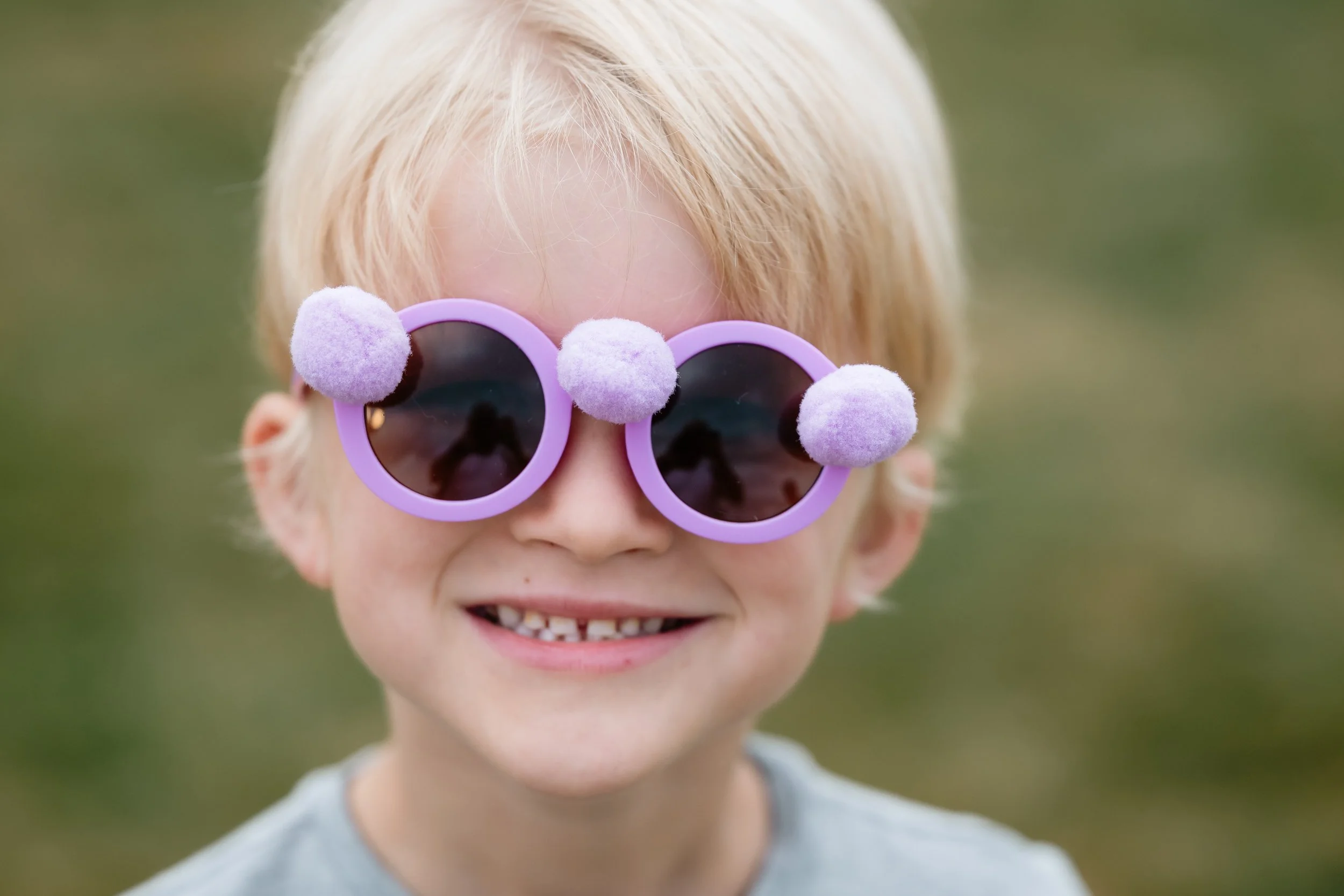 kindje met paarse gepimpte zonnebril