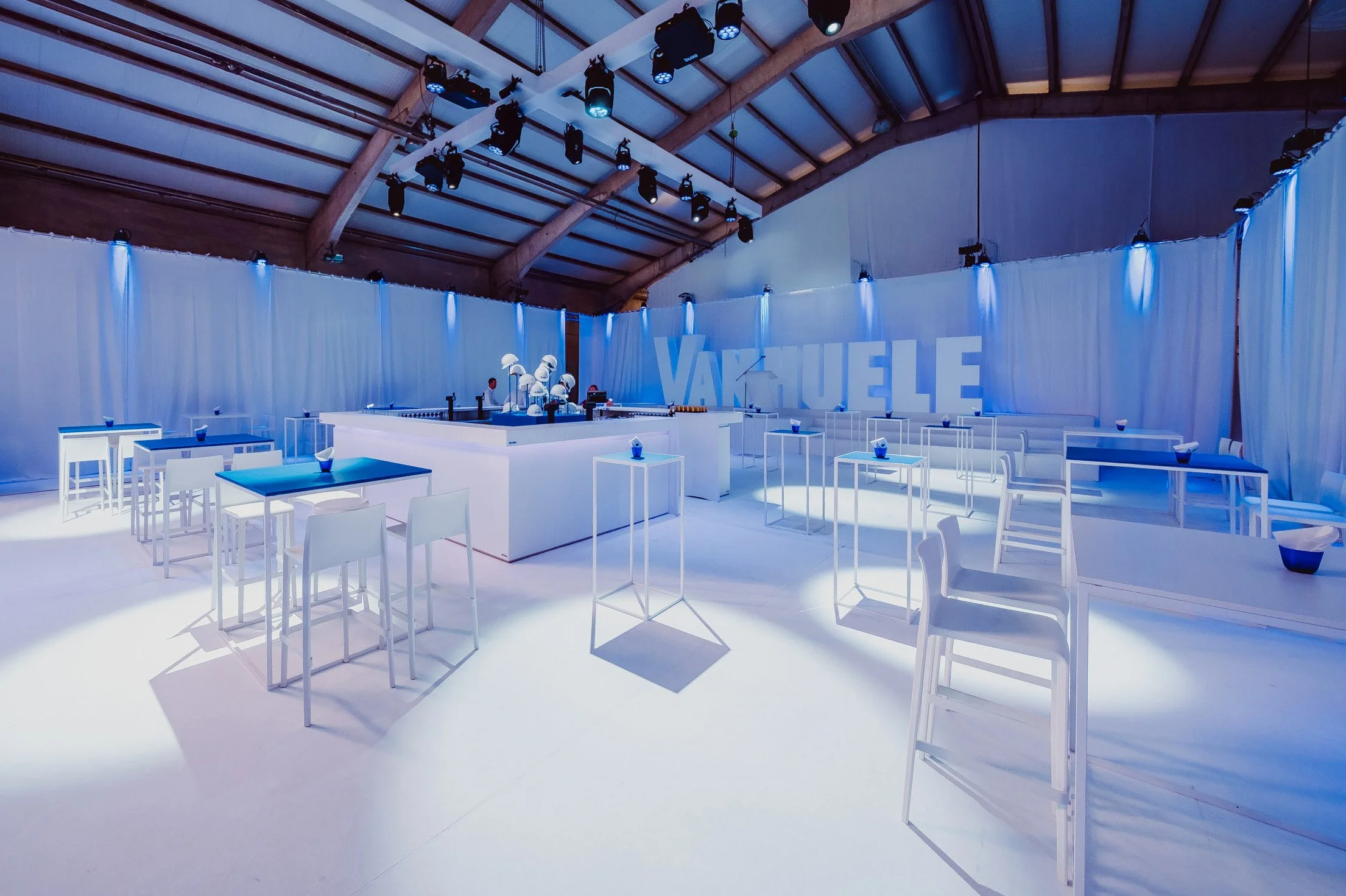 aangeklede whitebox in magazijn