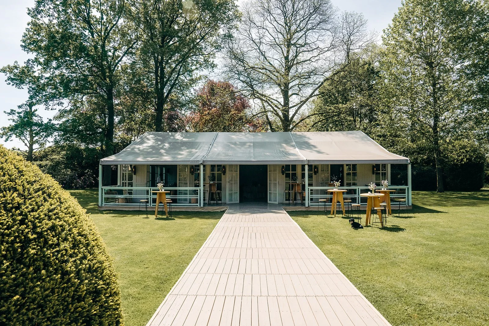 tent in tuin voor familie reunie