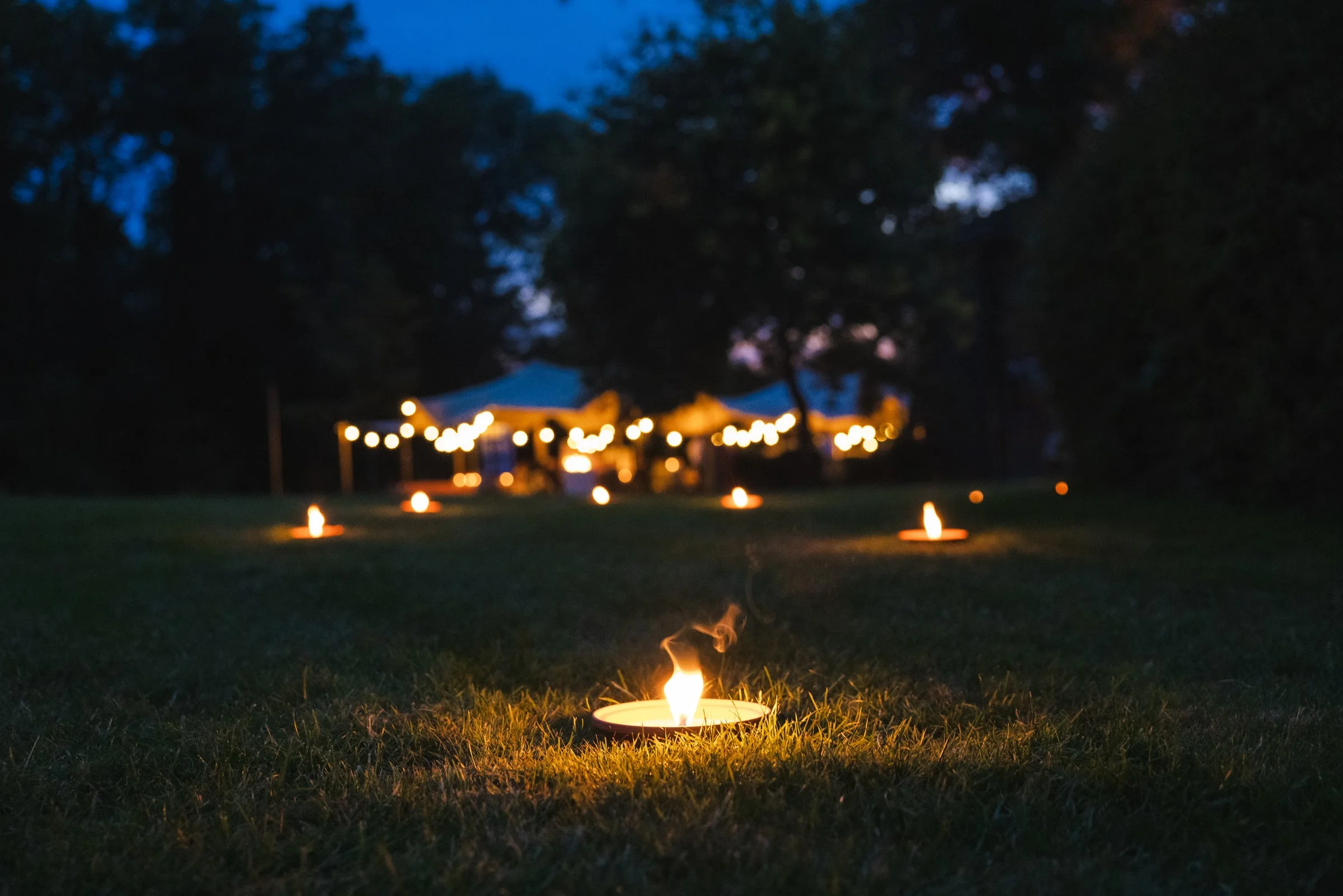 kaarsen in gras als decoratie