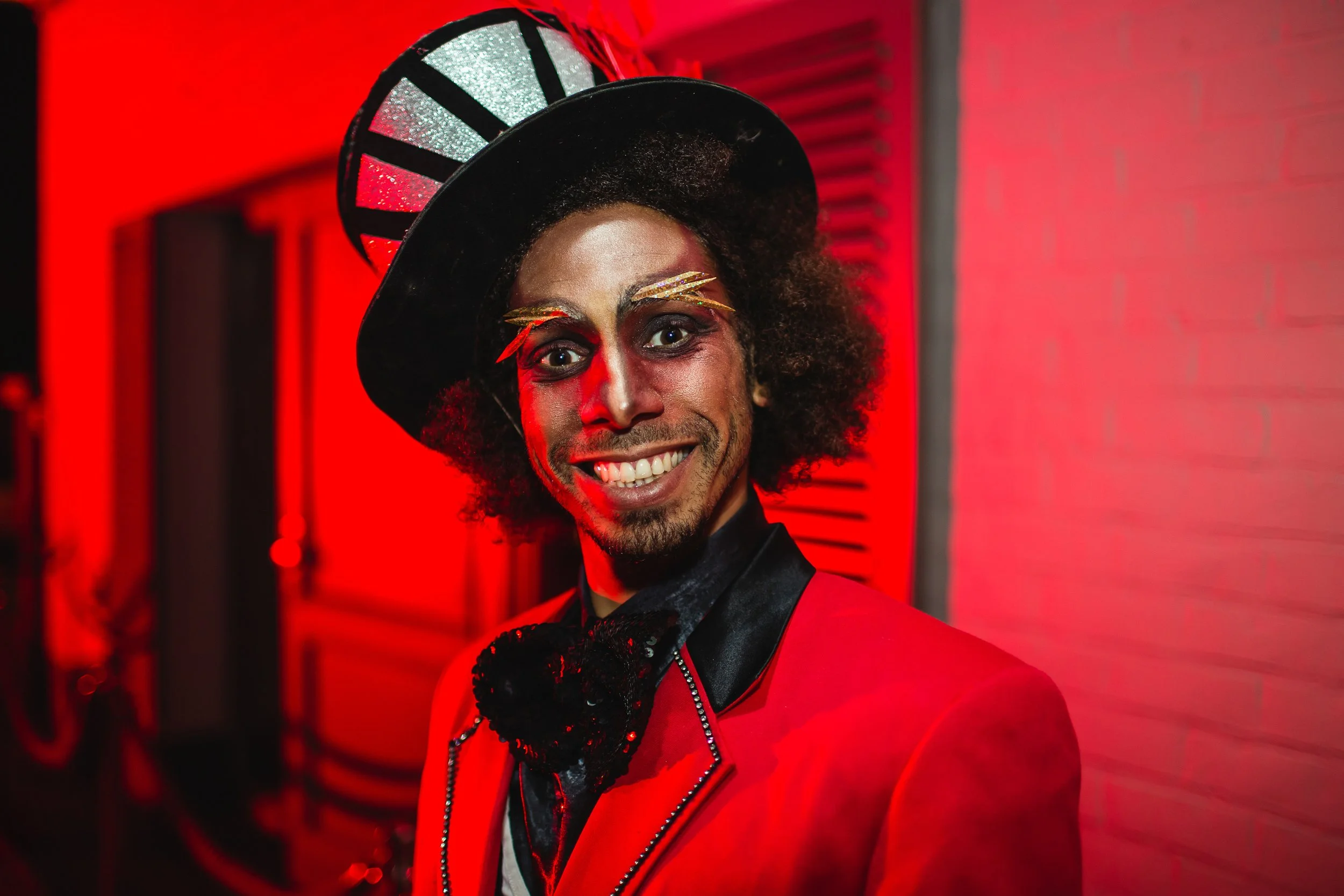 entertainer in rood kostuum