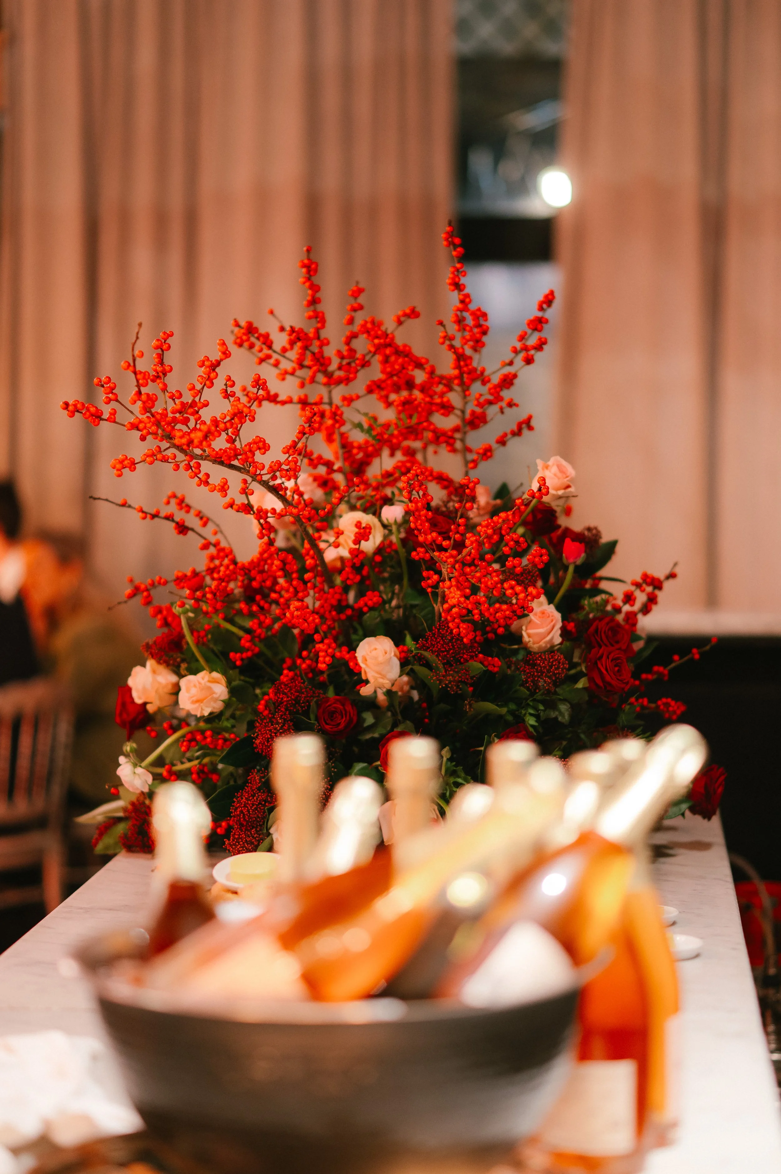 rode bloemen op de bar als decoratiestuk