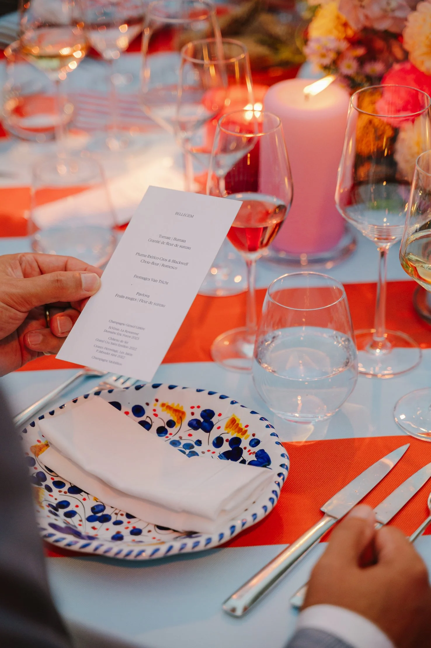 close-up van menu kaart tijdens een verjaardagsfeest