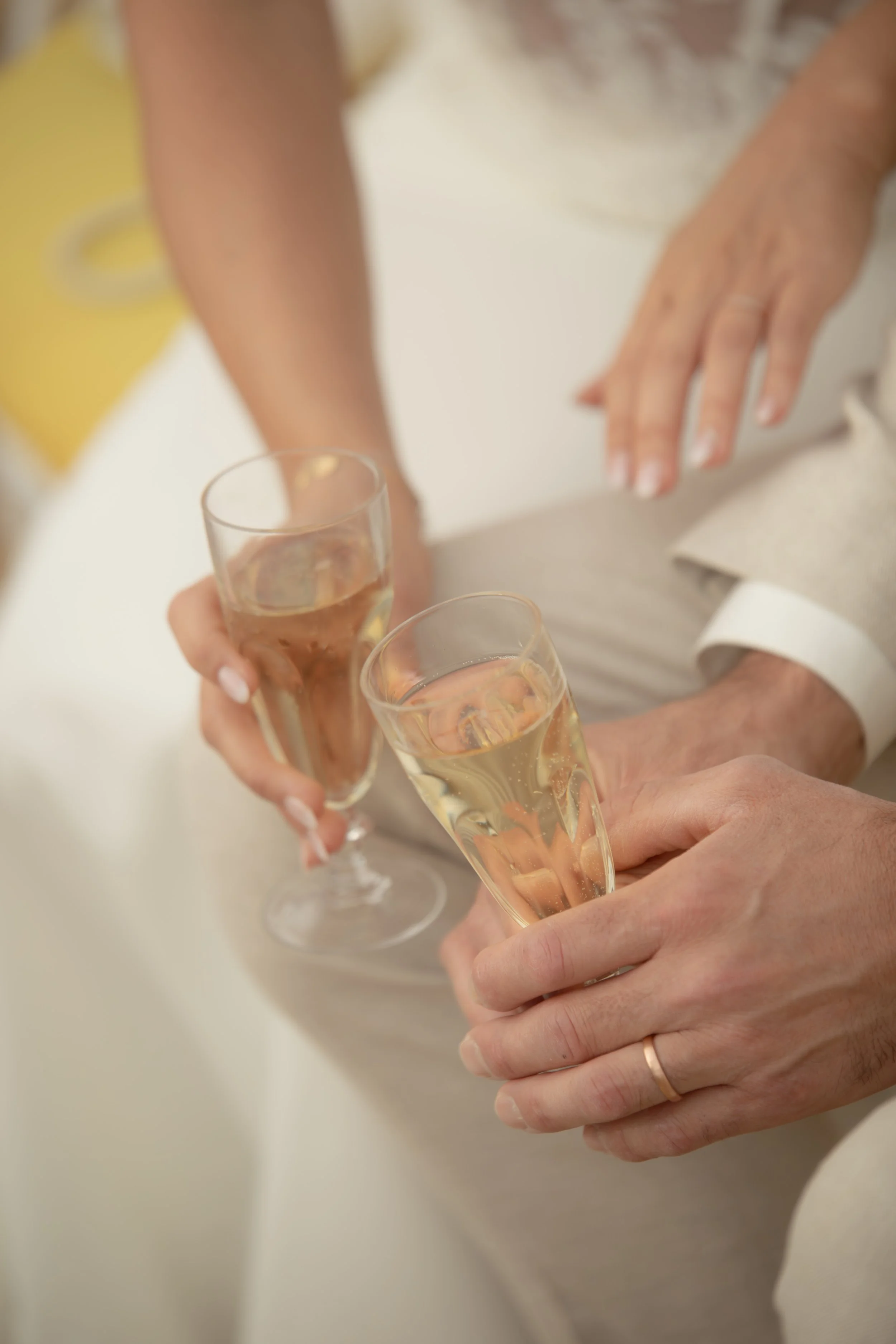 koppel proost met glazen op huwelijk