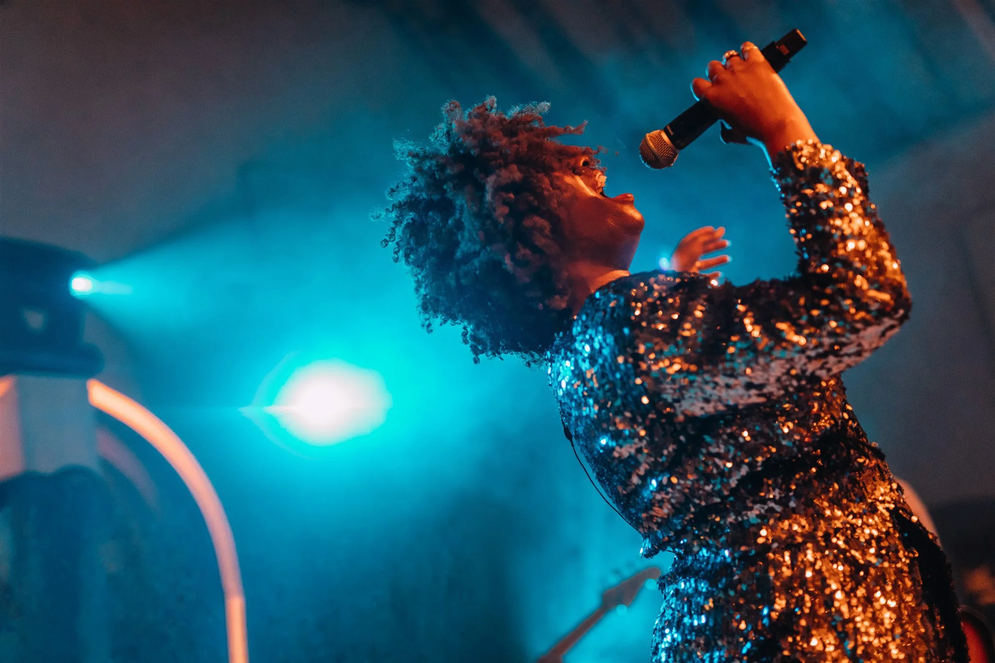 zangeres in glitterjurk op trouw