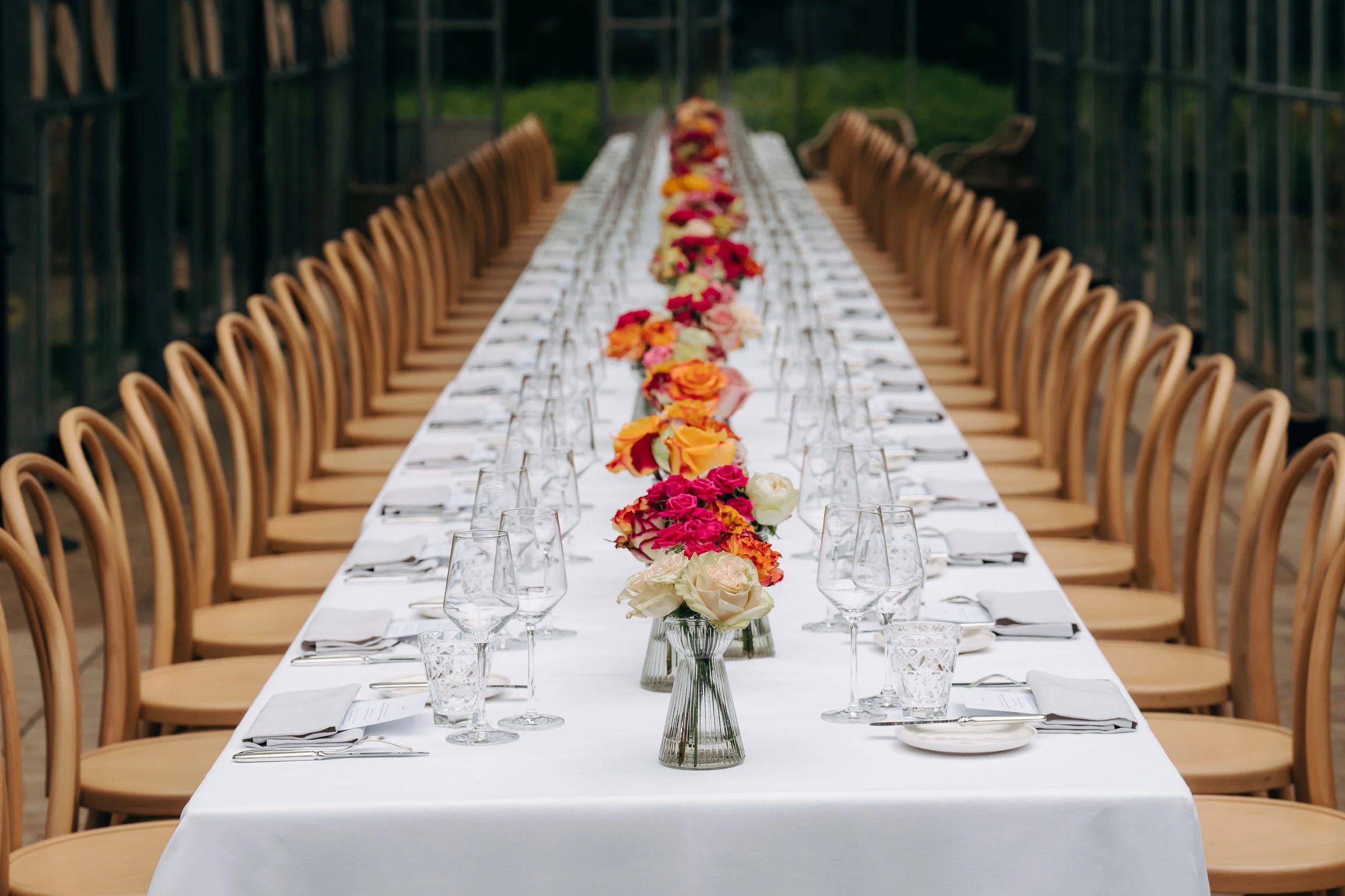 opgedekte tafel met oranje bloemen