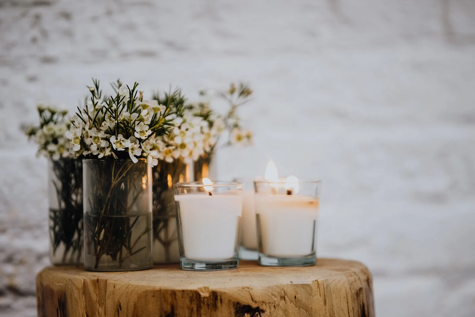 bloemen en kaarsen als decoratie