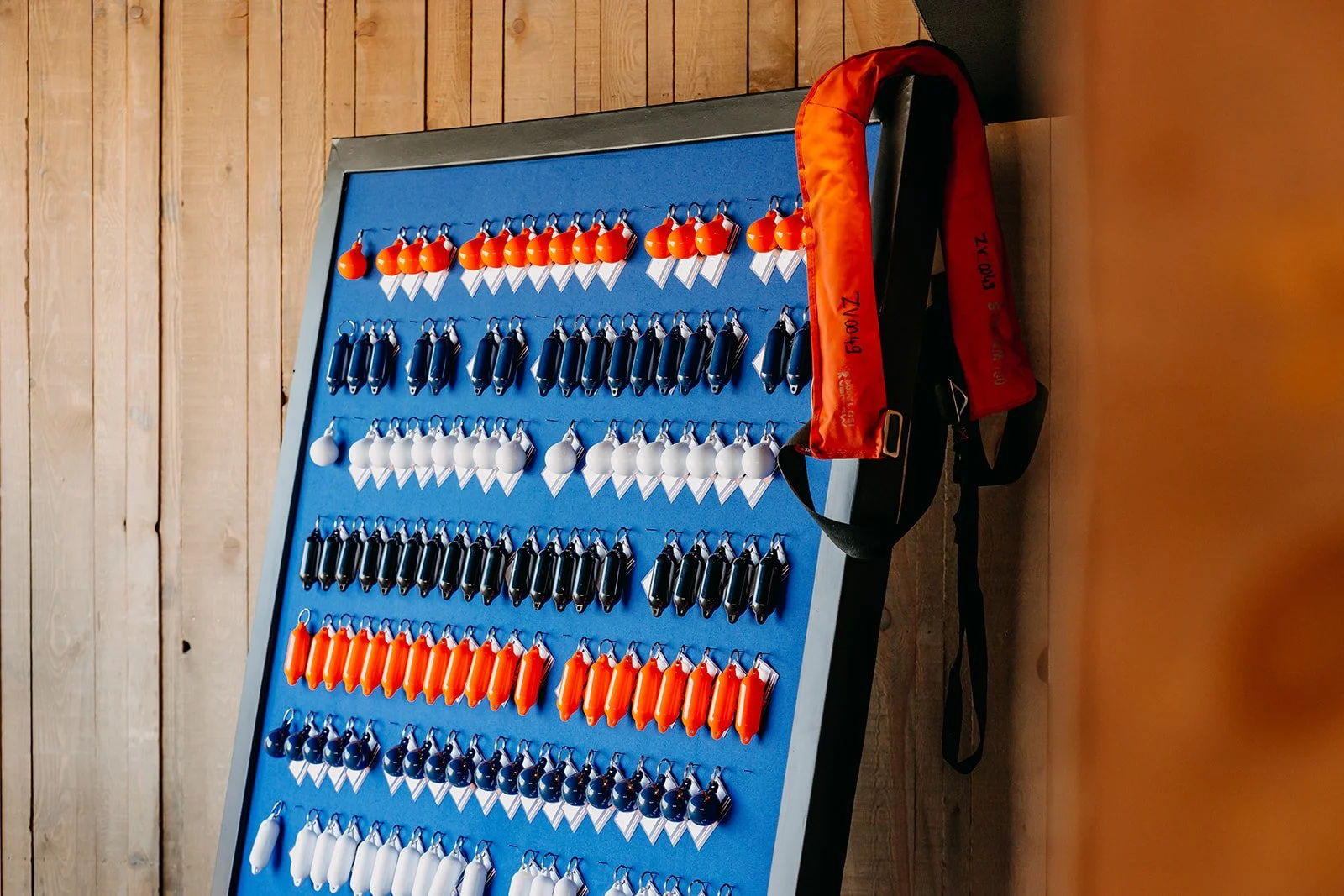 vishaakjes als maritiem detail tijdens een strandfeest